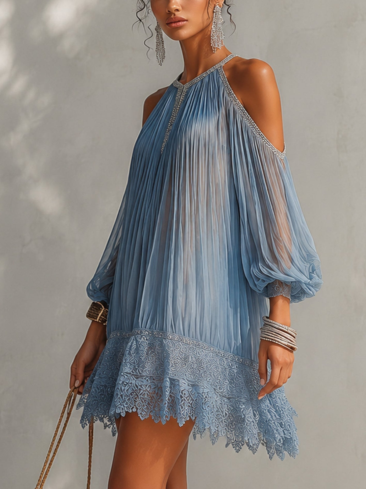 Aitana | Minivestido azul con hombros descubiertos, fruncido y bajo de encaje