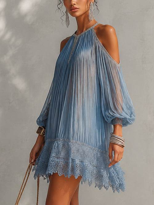 Aitana | Minivestido azul con hombros descubiertos, fruncido y bajo de encaje