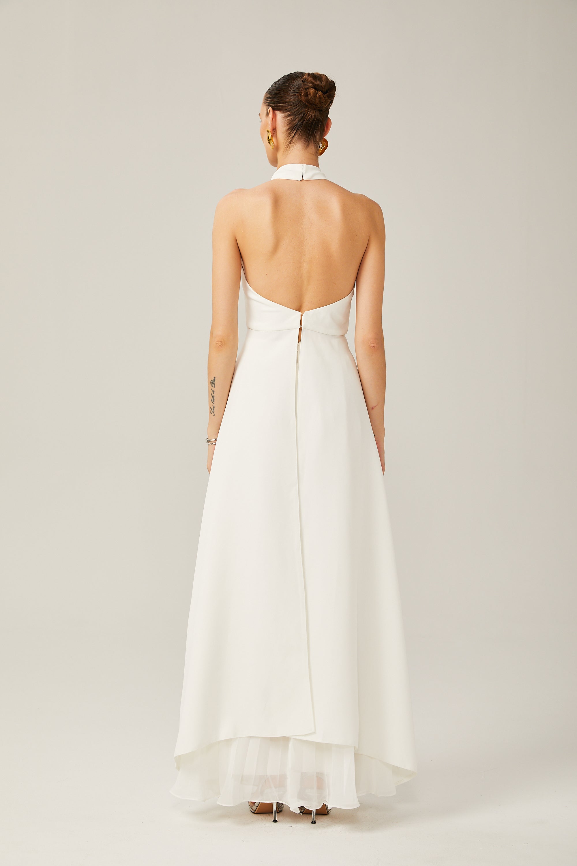 Vestido largo con cuello halter y capas de Inés