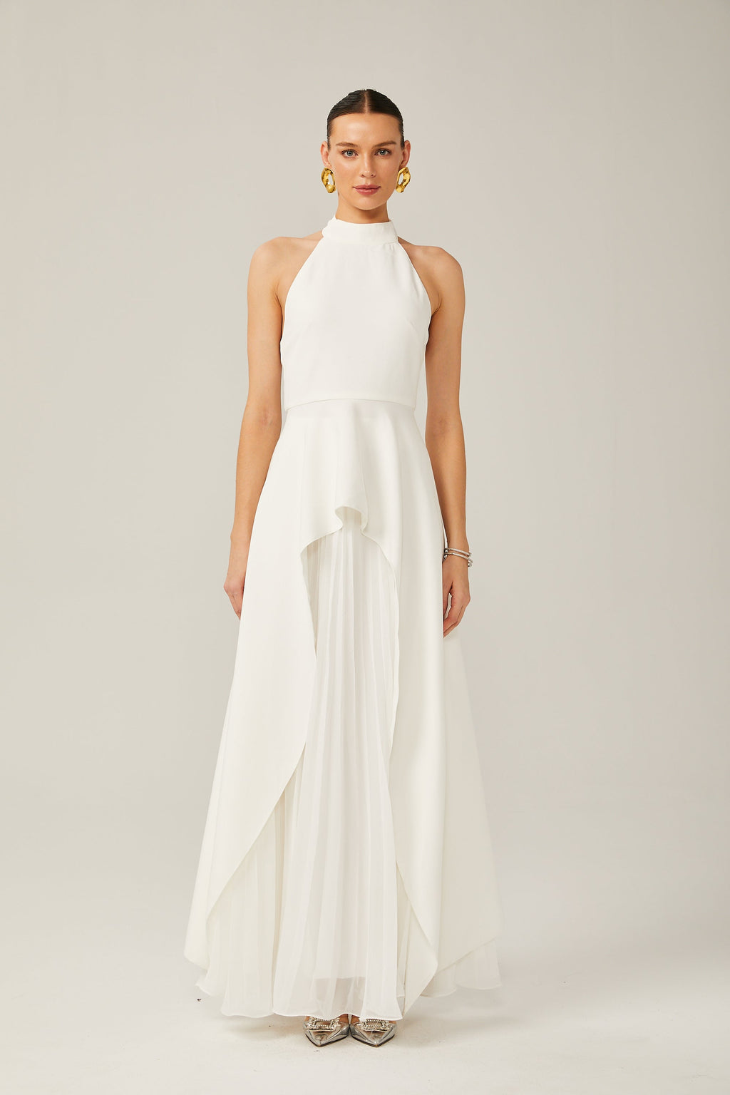 Vestido largo con cuello halter y capas de Inés
