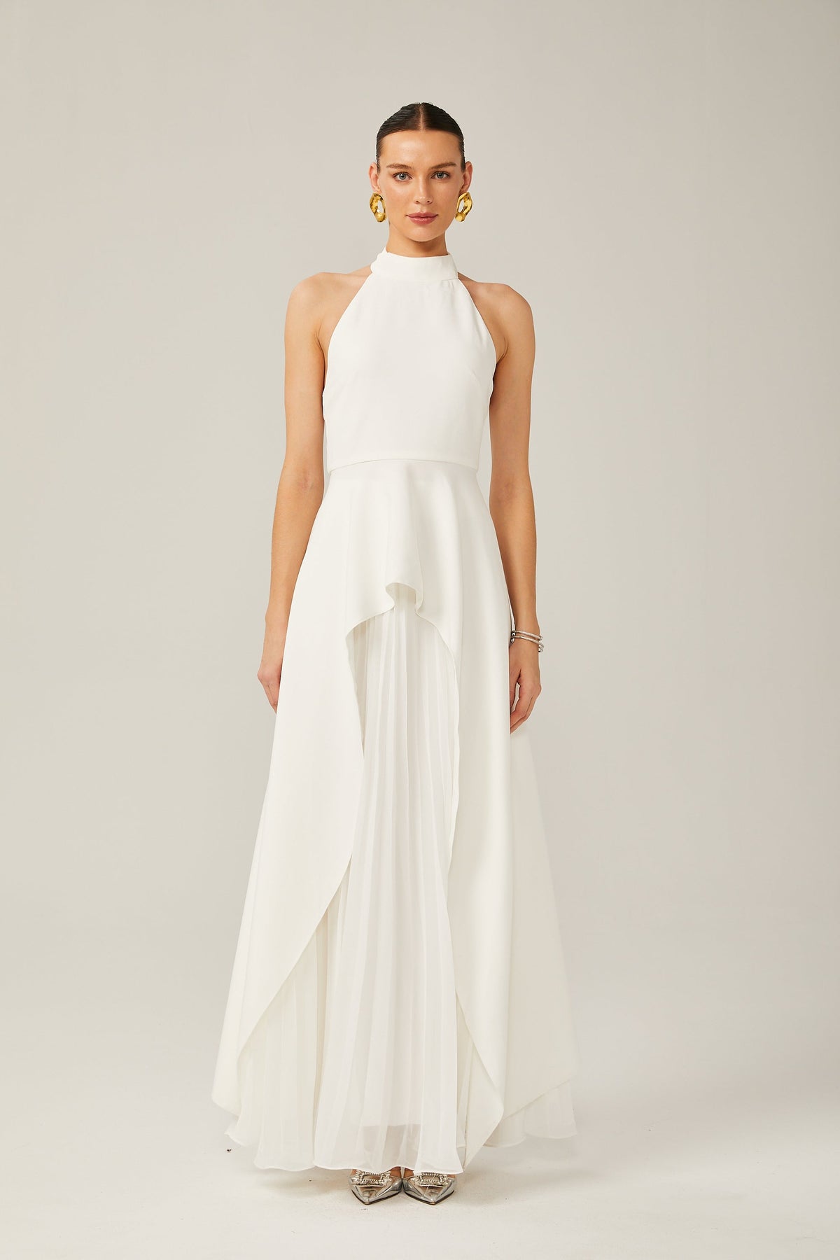 Vestido largo con cuello halter y capas de Inés