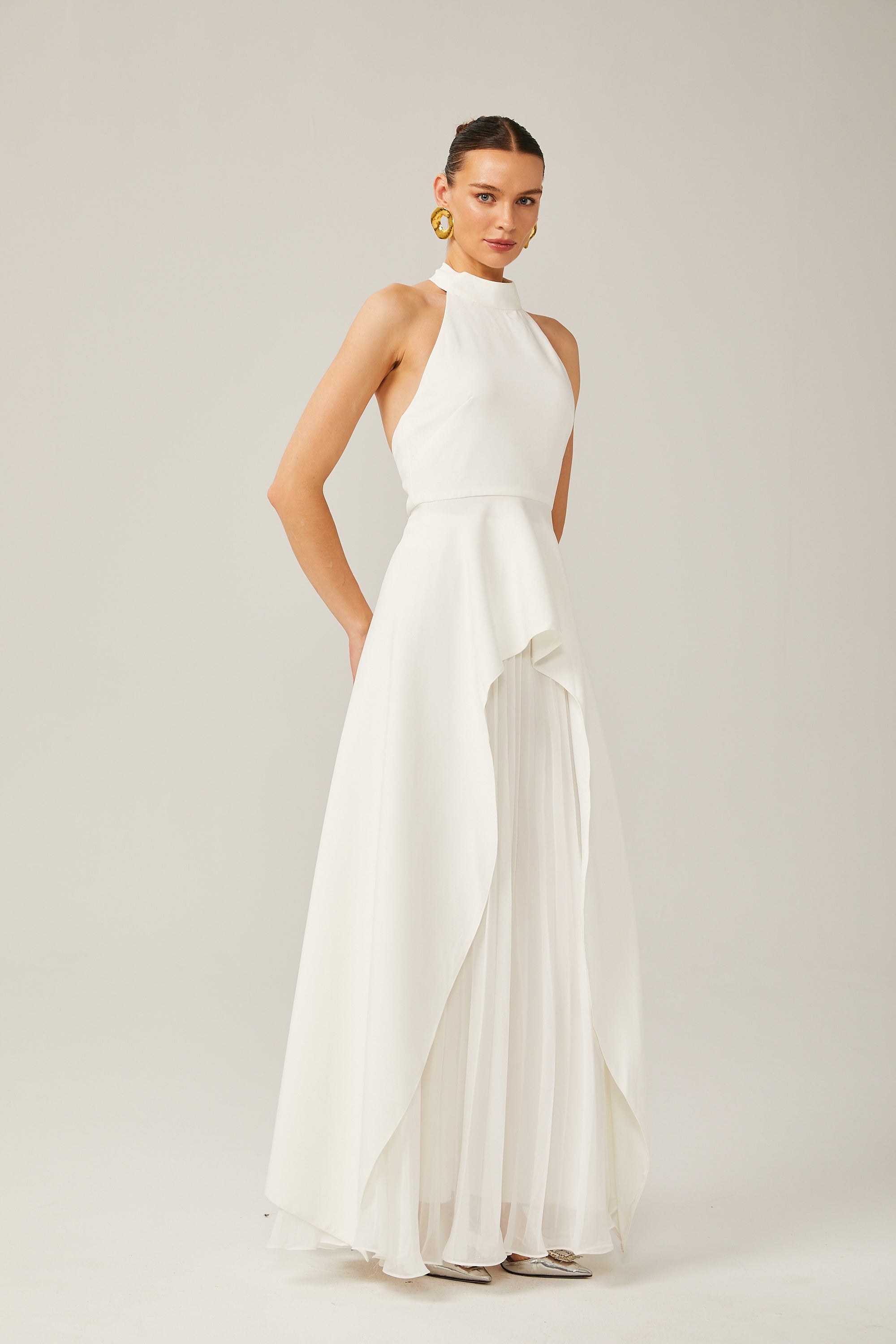 Vestido largo con cuello halter y capas de Inés