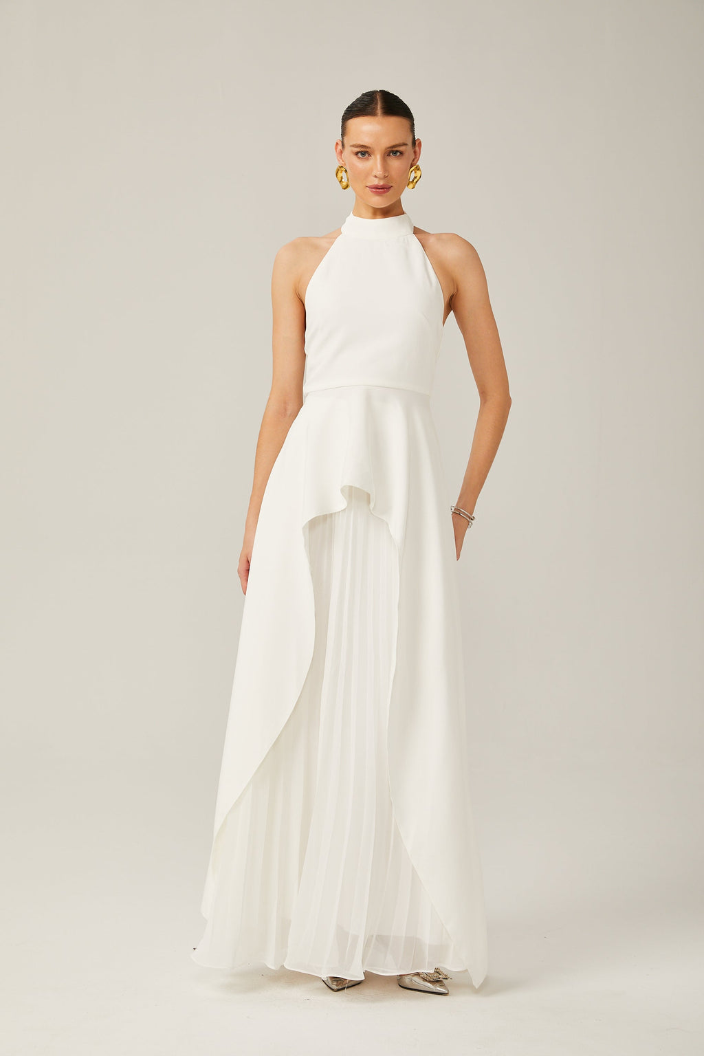 Vestido largo con cuello halter y capas de Inés