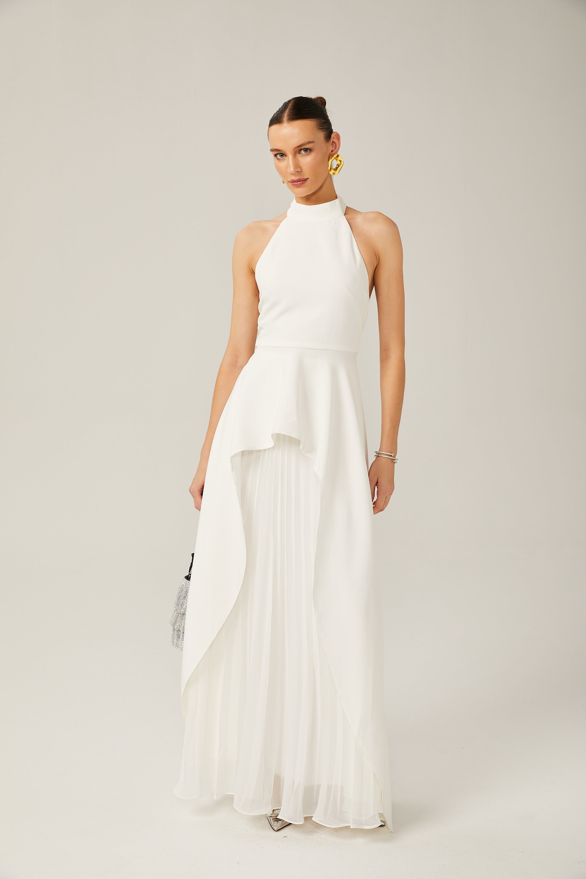 Vestido largo con cuello halter y capas de Inés