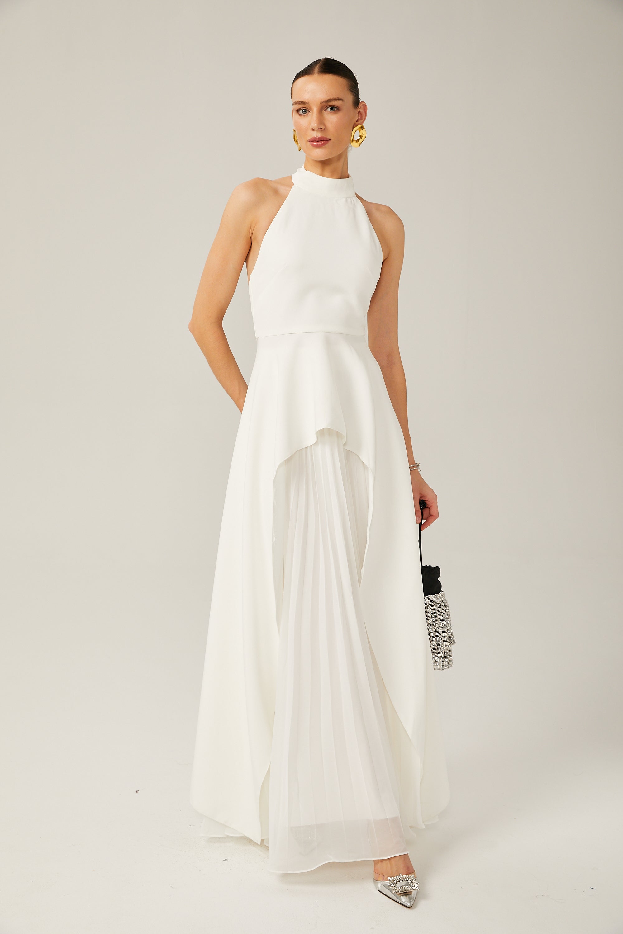 Vestido largo con cuello halter y capas de Inés