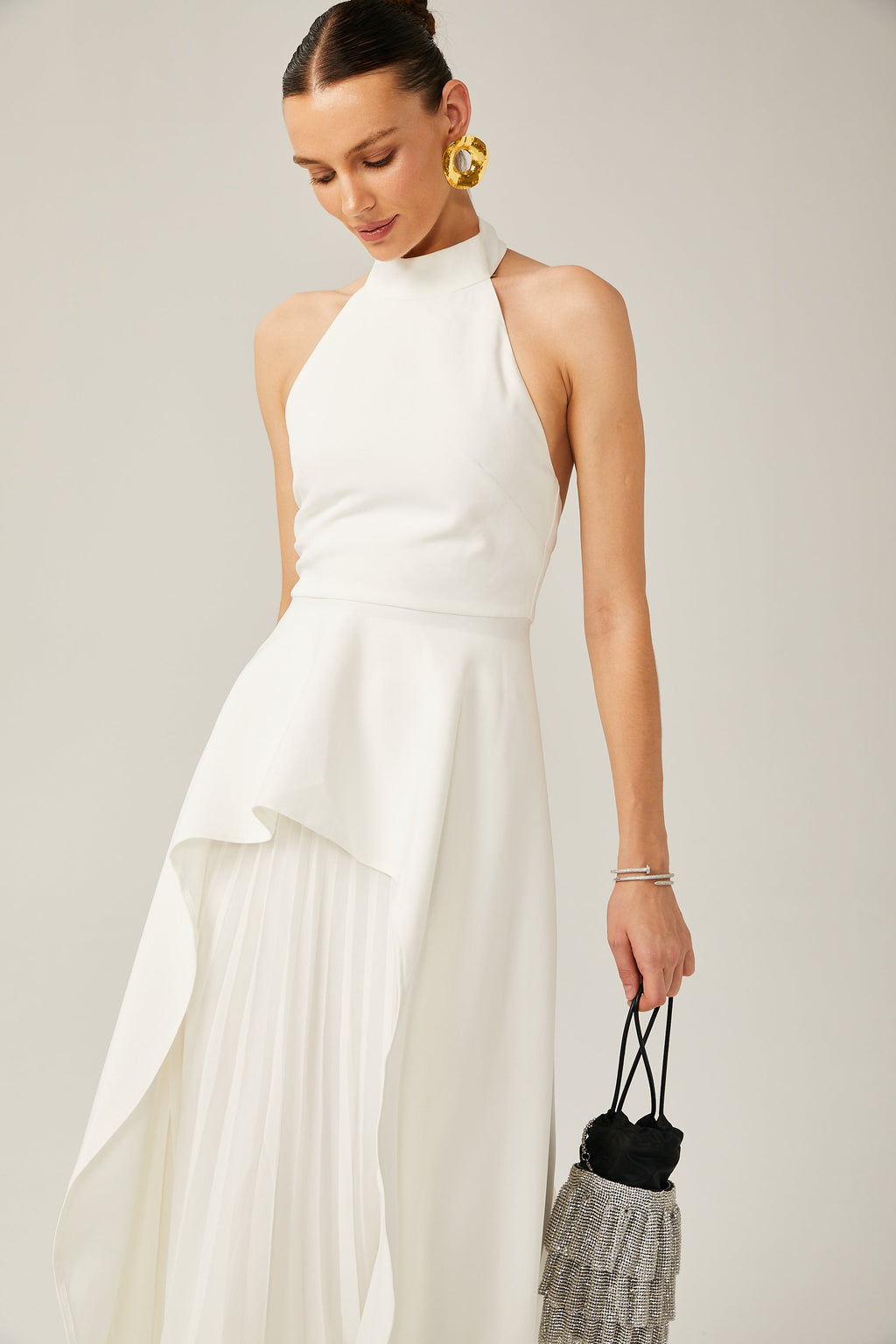 Vestido largo con cuello halter y capas de Inés