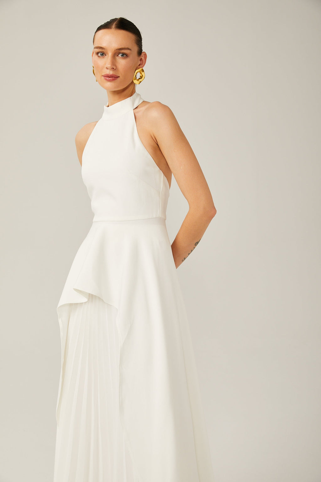 Vestido largo con cuello halter y capas de Inés