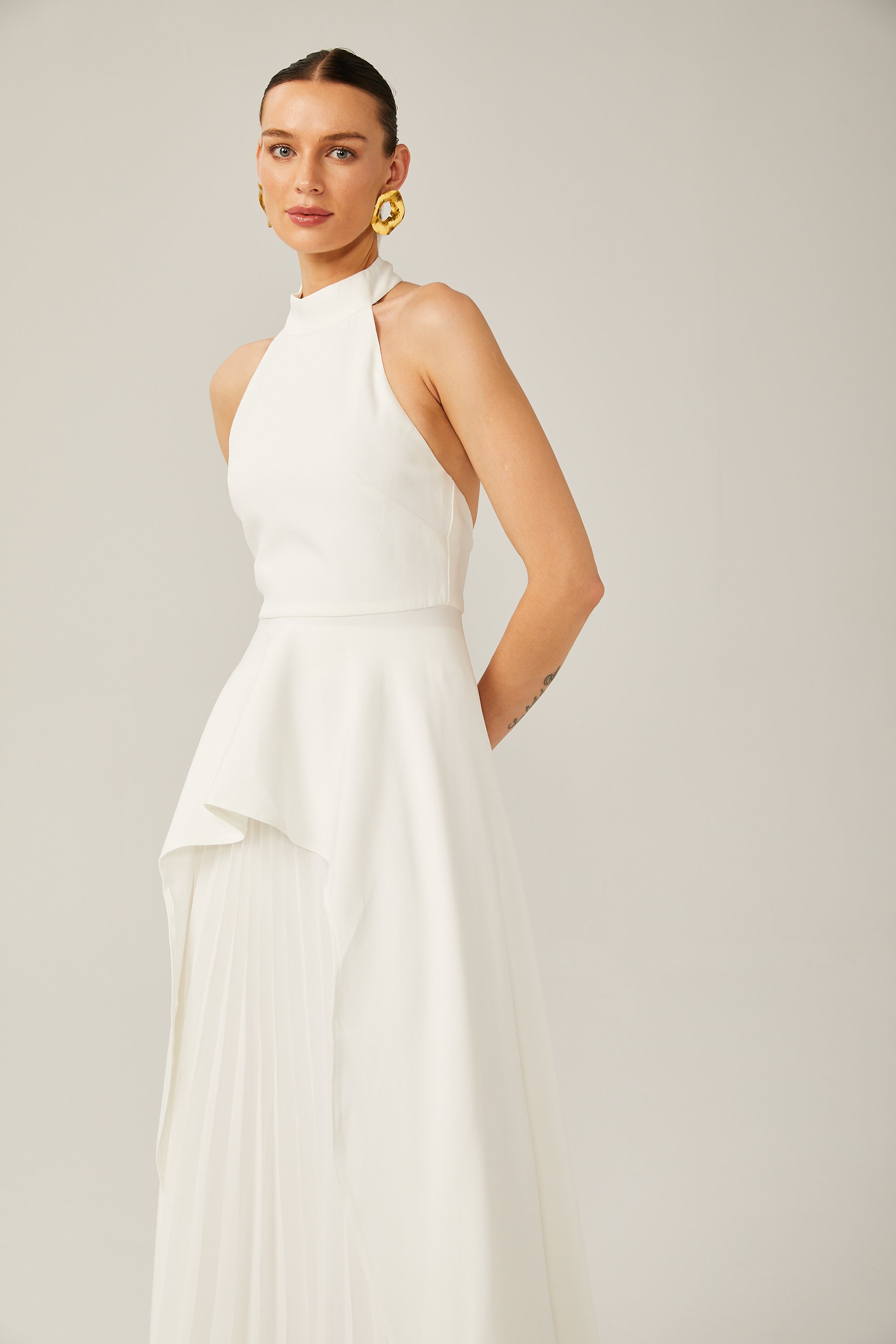 Vestido largo con cuello halter y capas de Inés