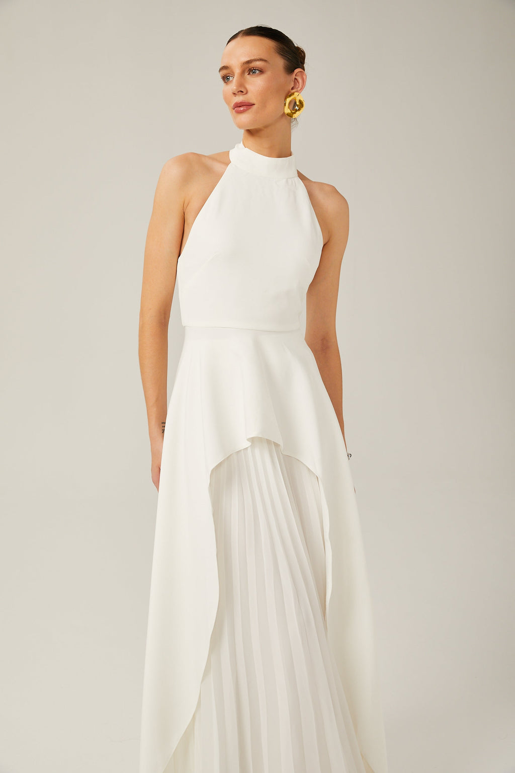 Vestido largo con cuello halter y capas de Inés