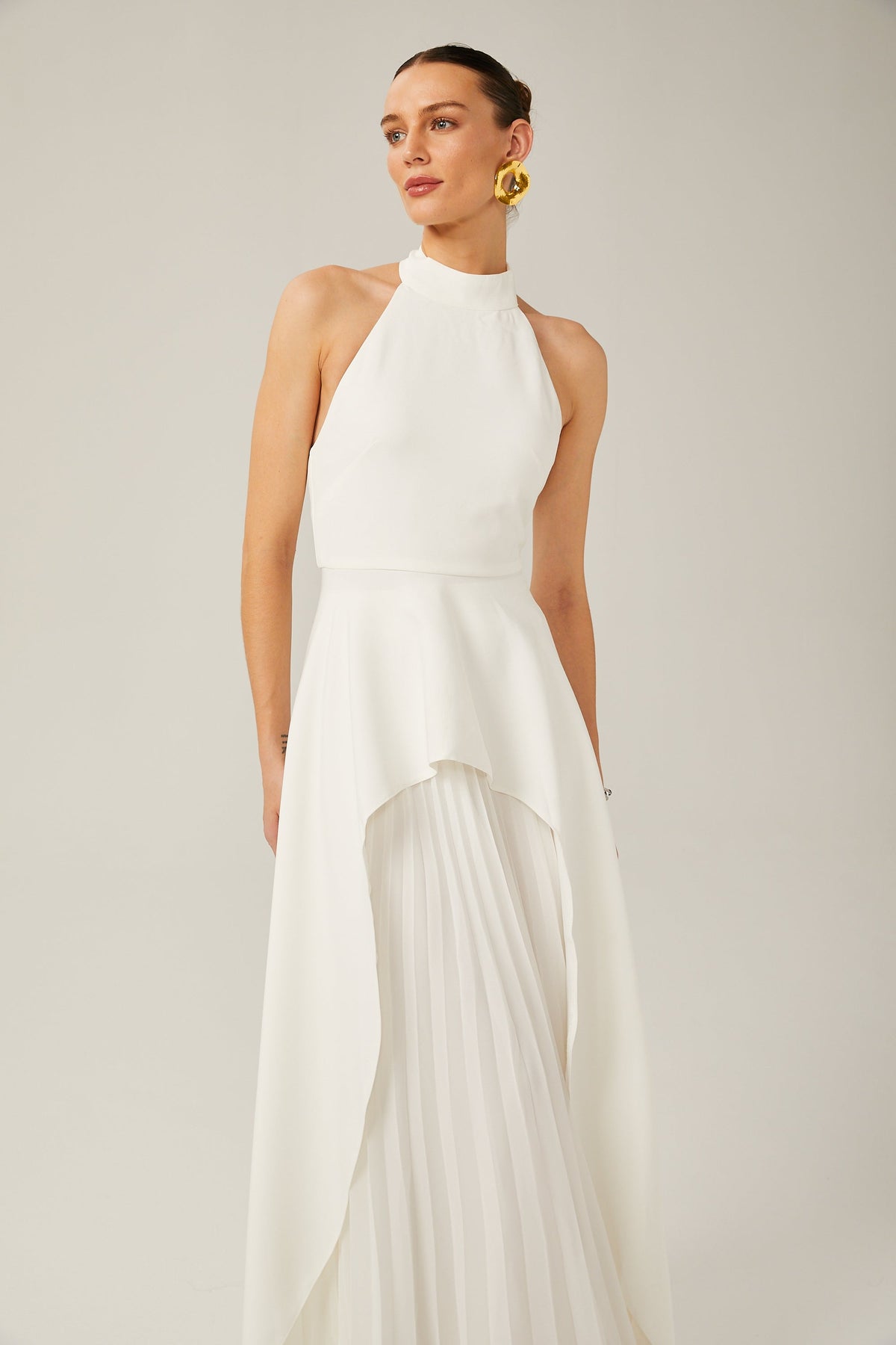 Vestido largo con cuello halter y capas de Inés — vista 11