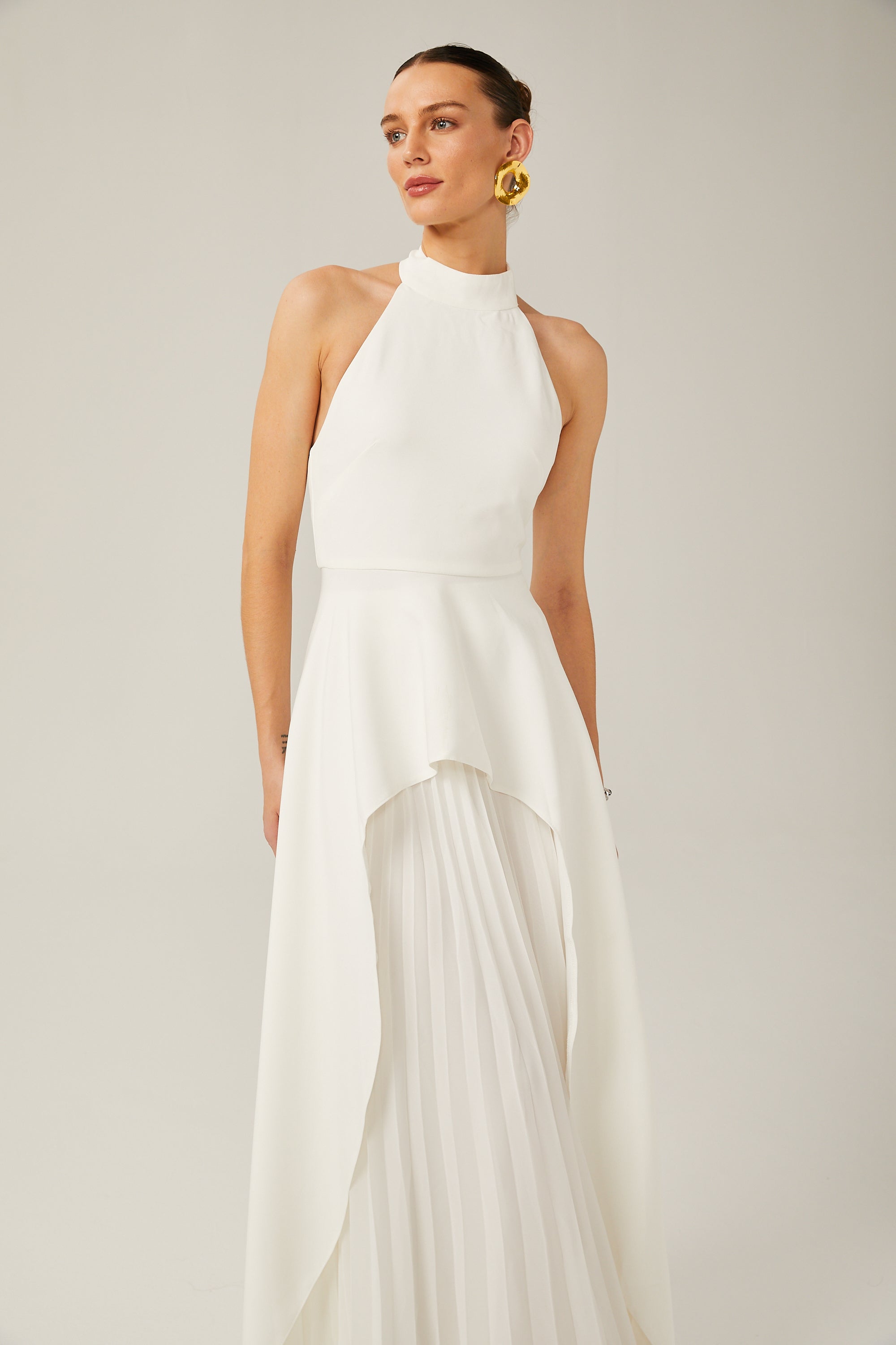 Vestido largo con cuello halter y capas de Inés