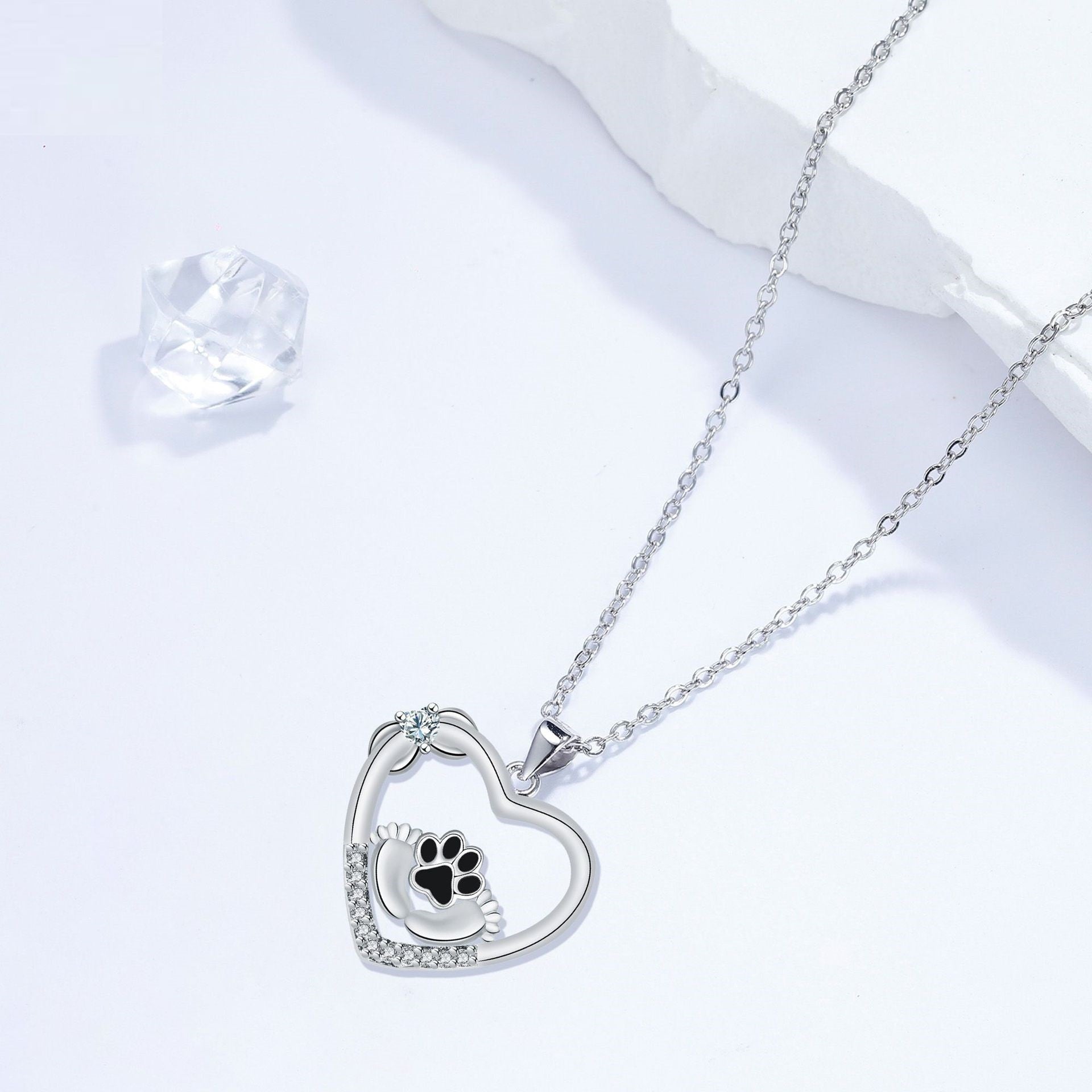 Collar de huella de perro con circonita