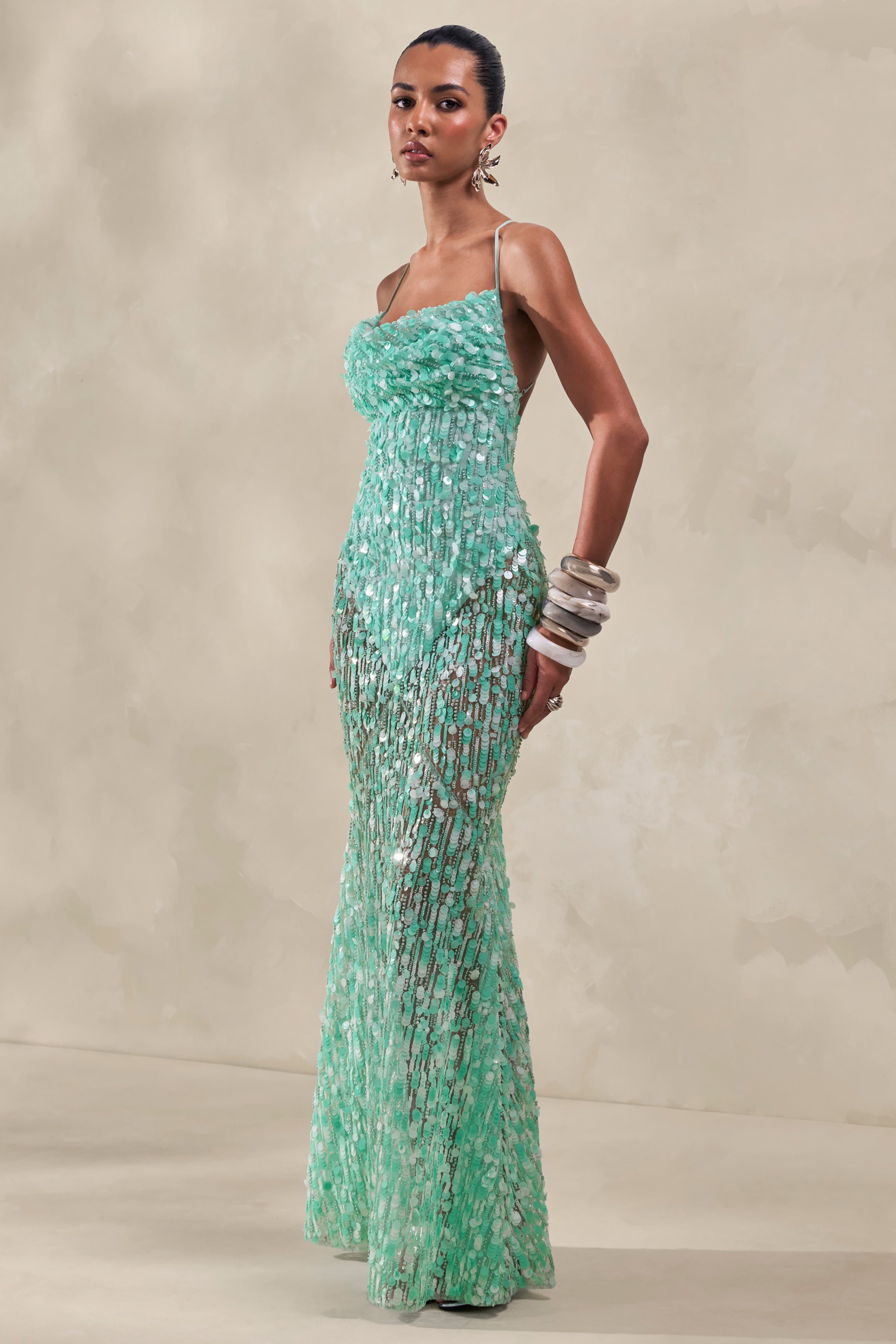 Taryn | Vestido Largo Turquesa con Escote Desbocado y Lentejuelas Premium