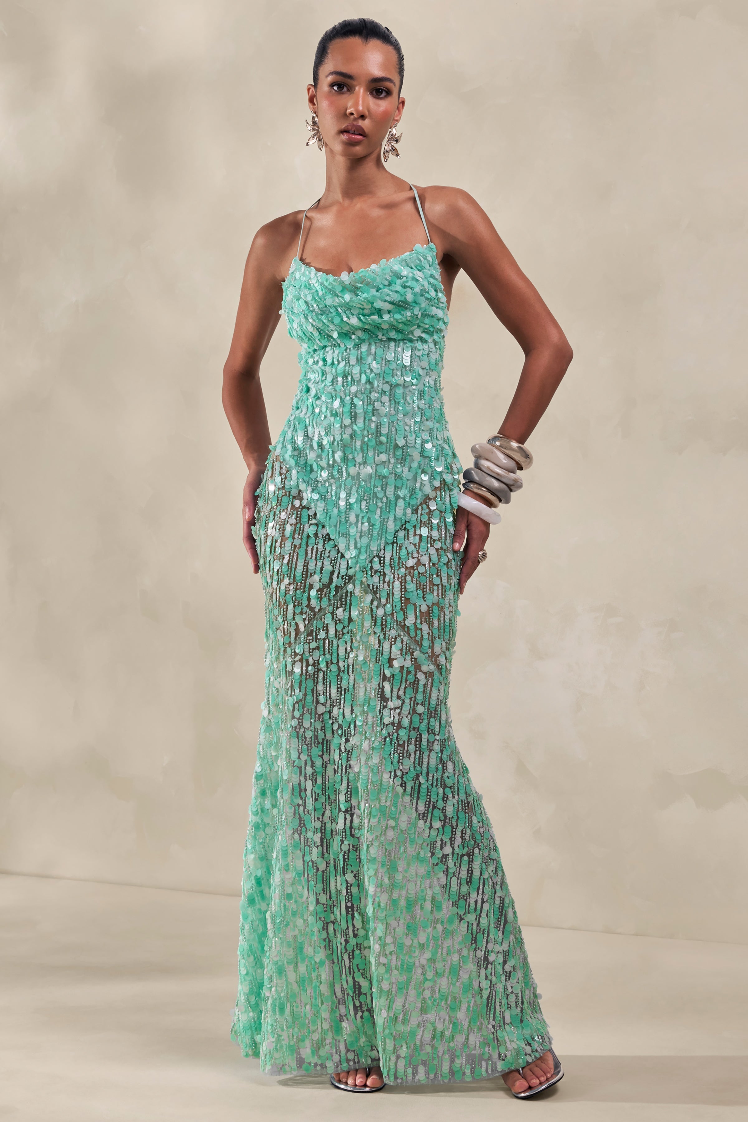 Taryn | Vestido Largo Turquesa con Escote Desbocado y Lentejuelas Premium