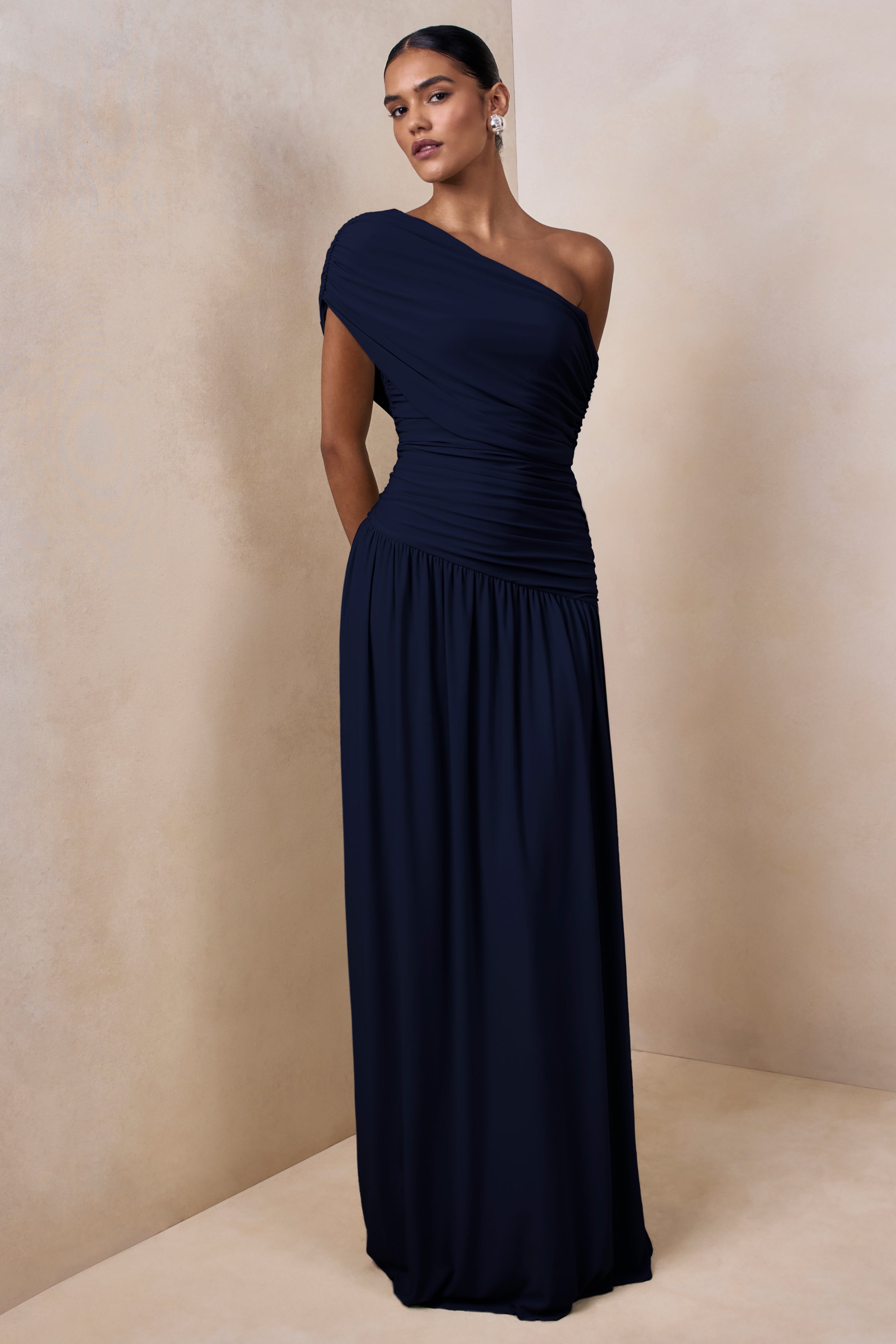 Emberly | Vestido Largo Azul Marino con Escote Asimétrico Drapeado y Cintura Caída