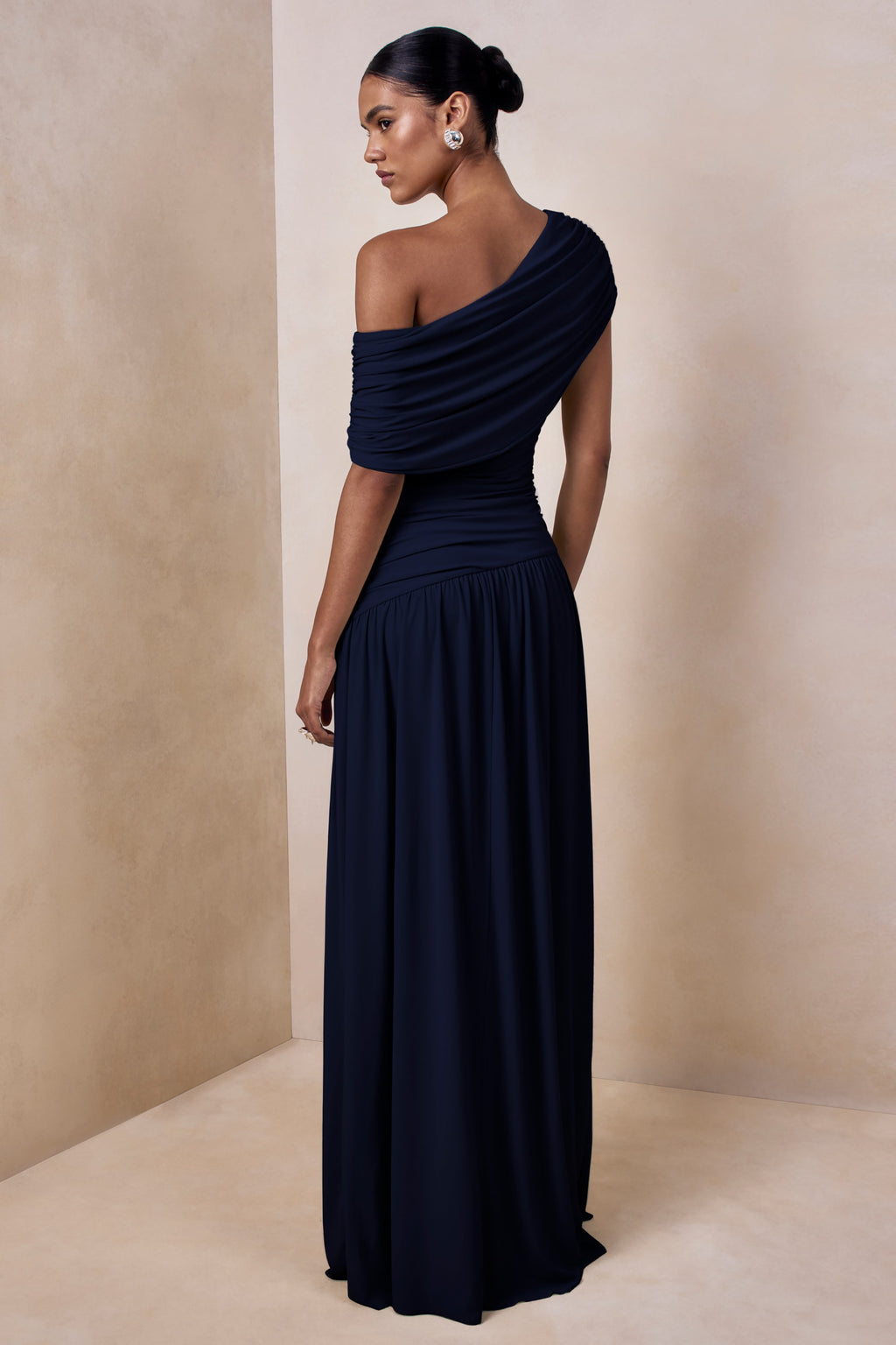 Emberly | Vestido Largo Azul Marino con Escote Asimétrico Drapeado y Cintura Caída