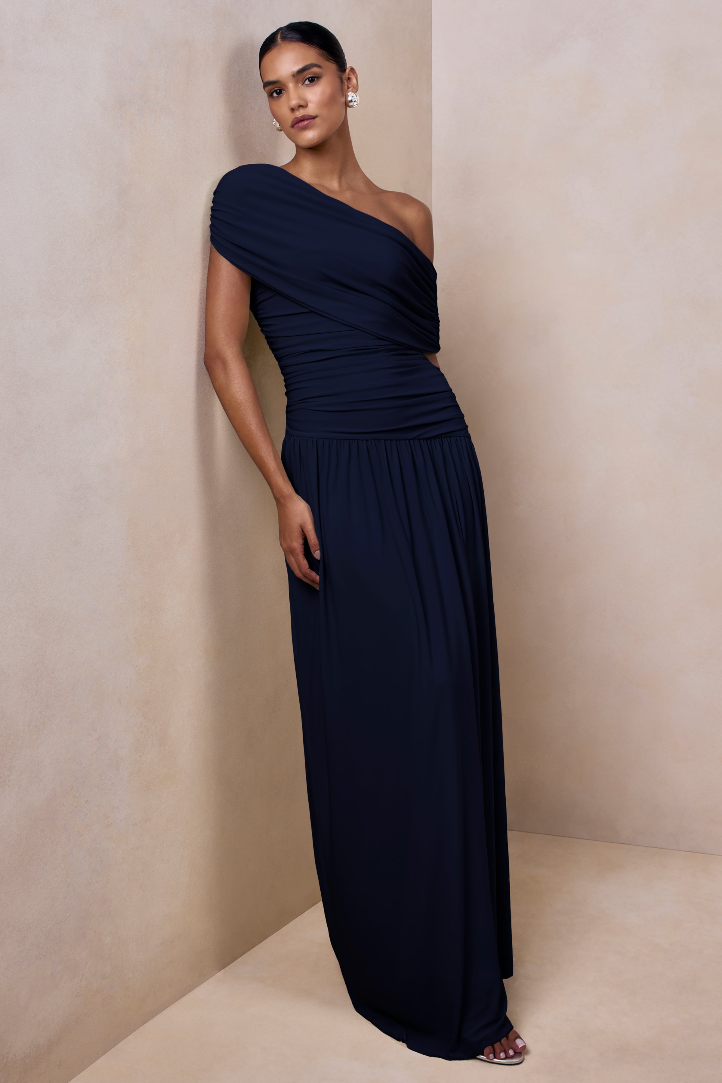 Emberly | Vestido Largo Azul Marino con Escote Asimétrico Drapeado y Cintura Caída