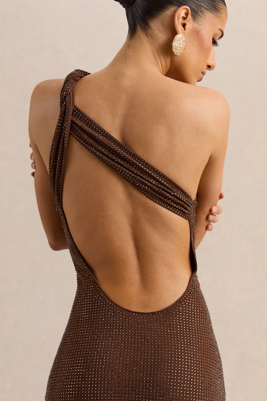 Deity | Vestido Largo Marrón Con Adornos, Cuello Asimétrico Y Espalda Abierta