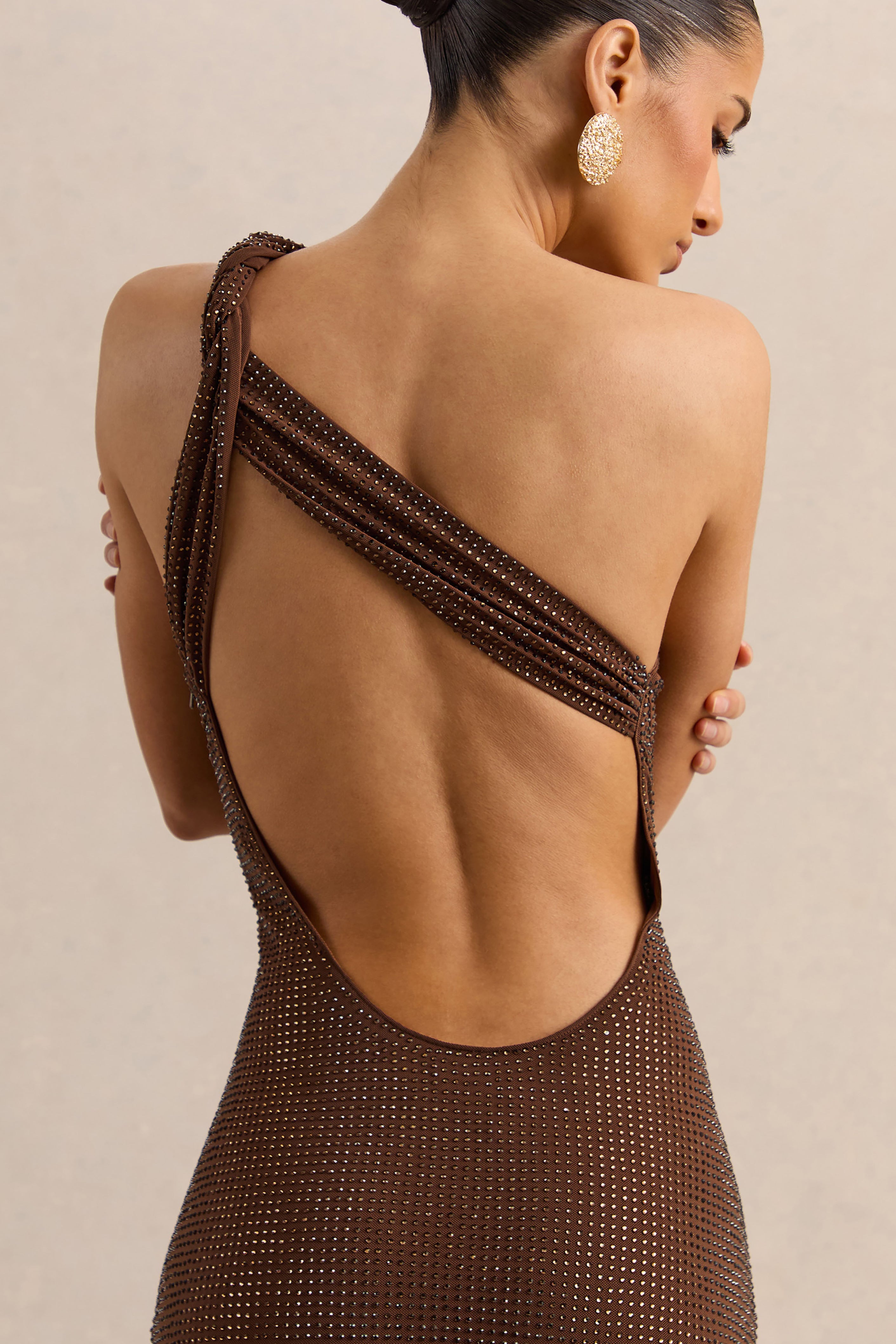 Deity | Vestido Largo Marrón Con Adornos, Cuello Asimétrico Y Espalda Abierta
