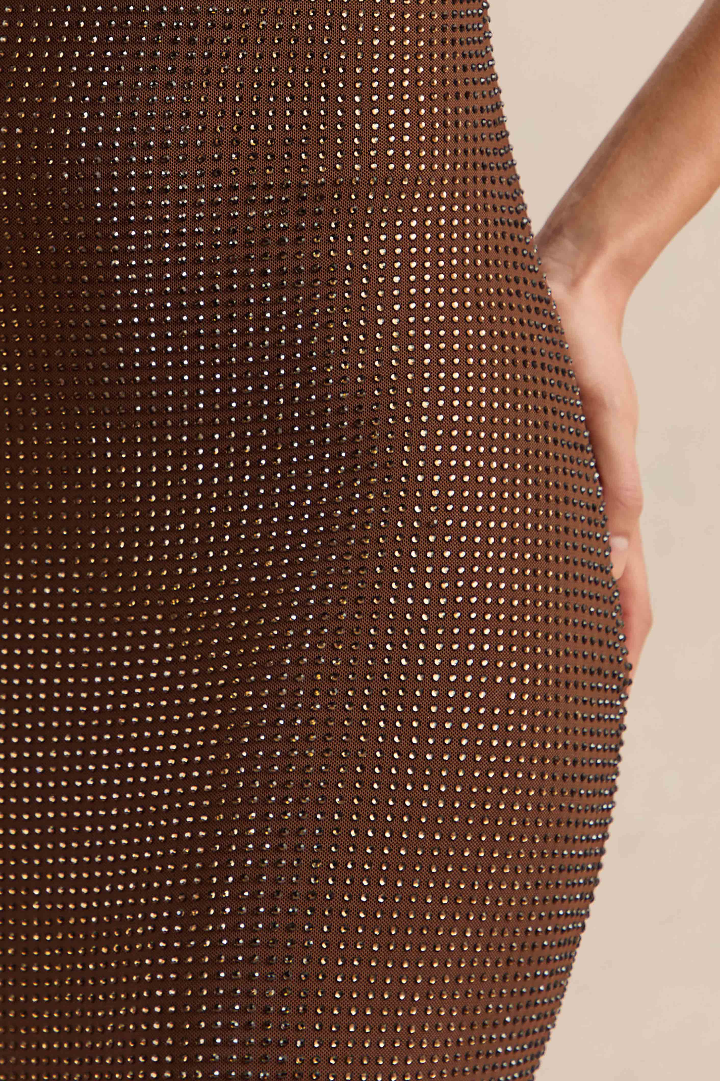Deity | Vestido Largo Marrón Con Adornos, Cuello Asimétrico Y Espalda Abierta