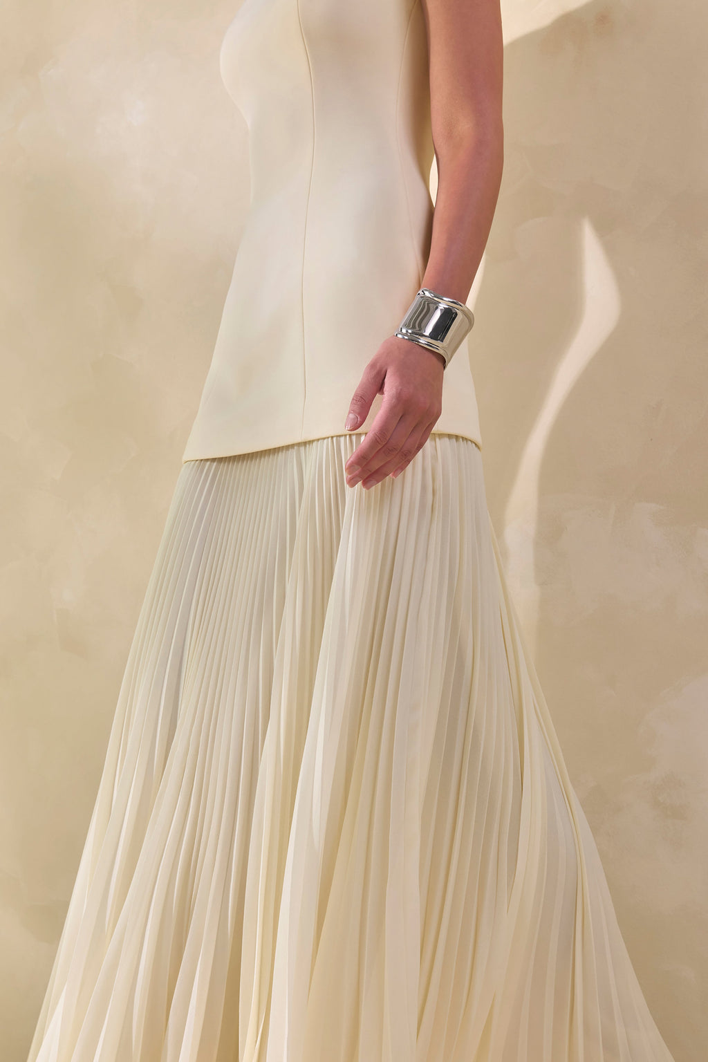 Hadley | Vestido Largo Color Piedra Con Cuello Barco Y Talle Bajo