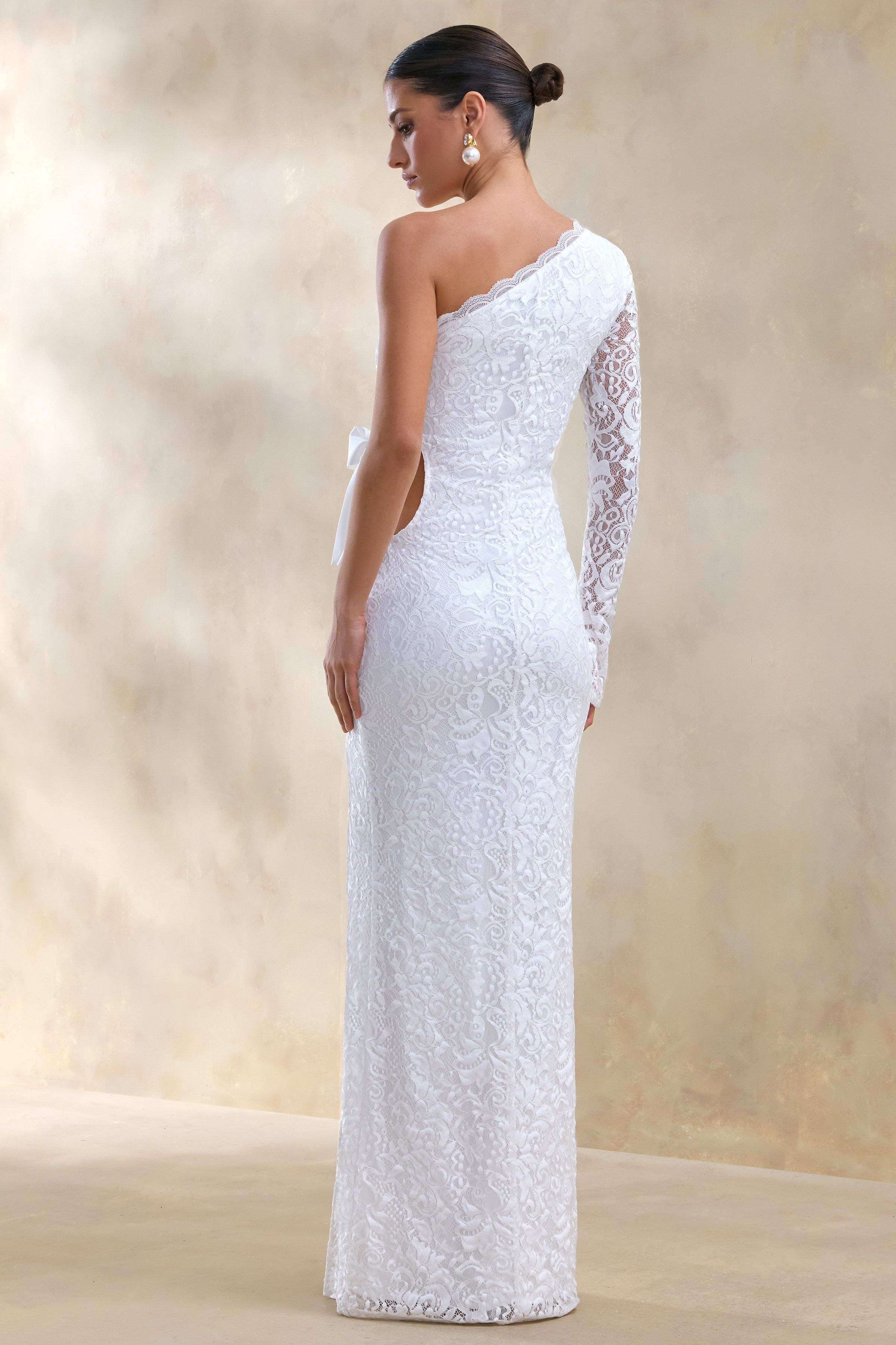 Norna | Vestido Largo de encaje blanco con escote asimétrico y detalles de corte y lazo