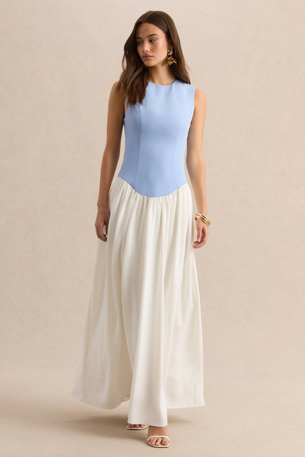 Iliana | Vestido Largo Azul Empolvado Y Blanco Con Escote Redondo, Cintura Baja Y Falda Plisada