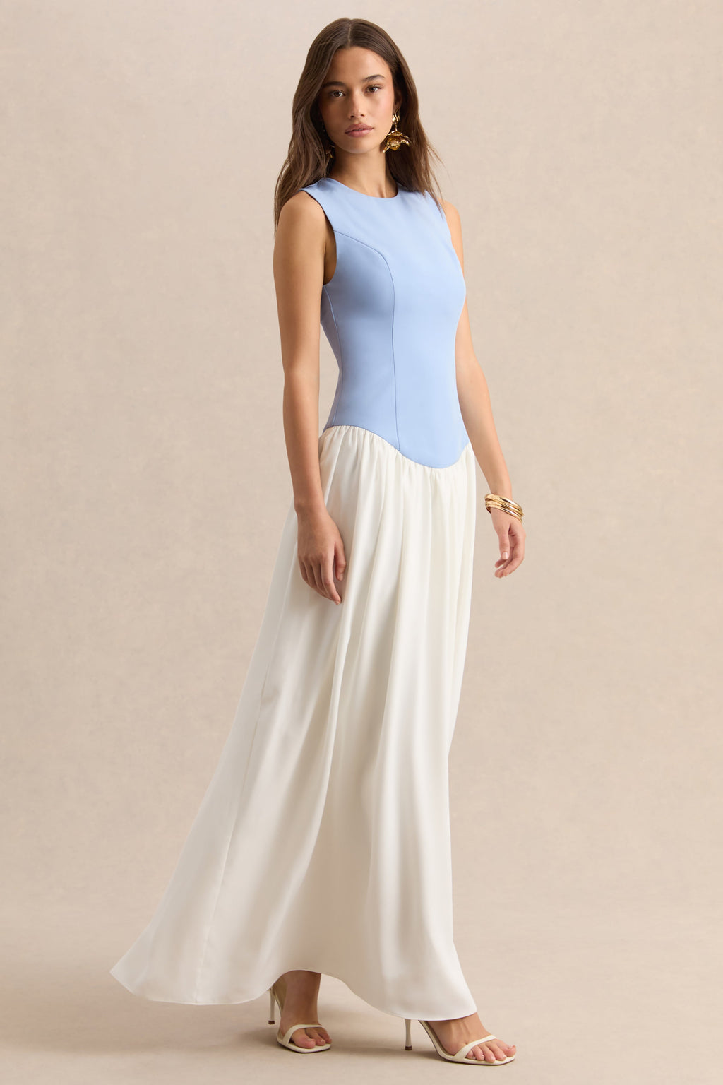 Iliana | Vestido Largo Azul Empolvado Y Blanco Con Escote Redondo, Cintura Baja Y Falda Plisada