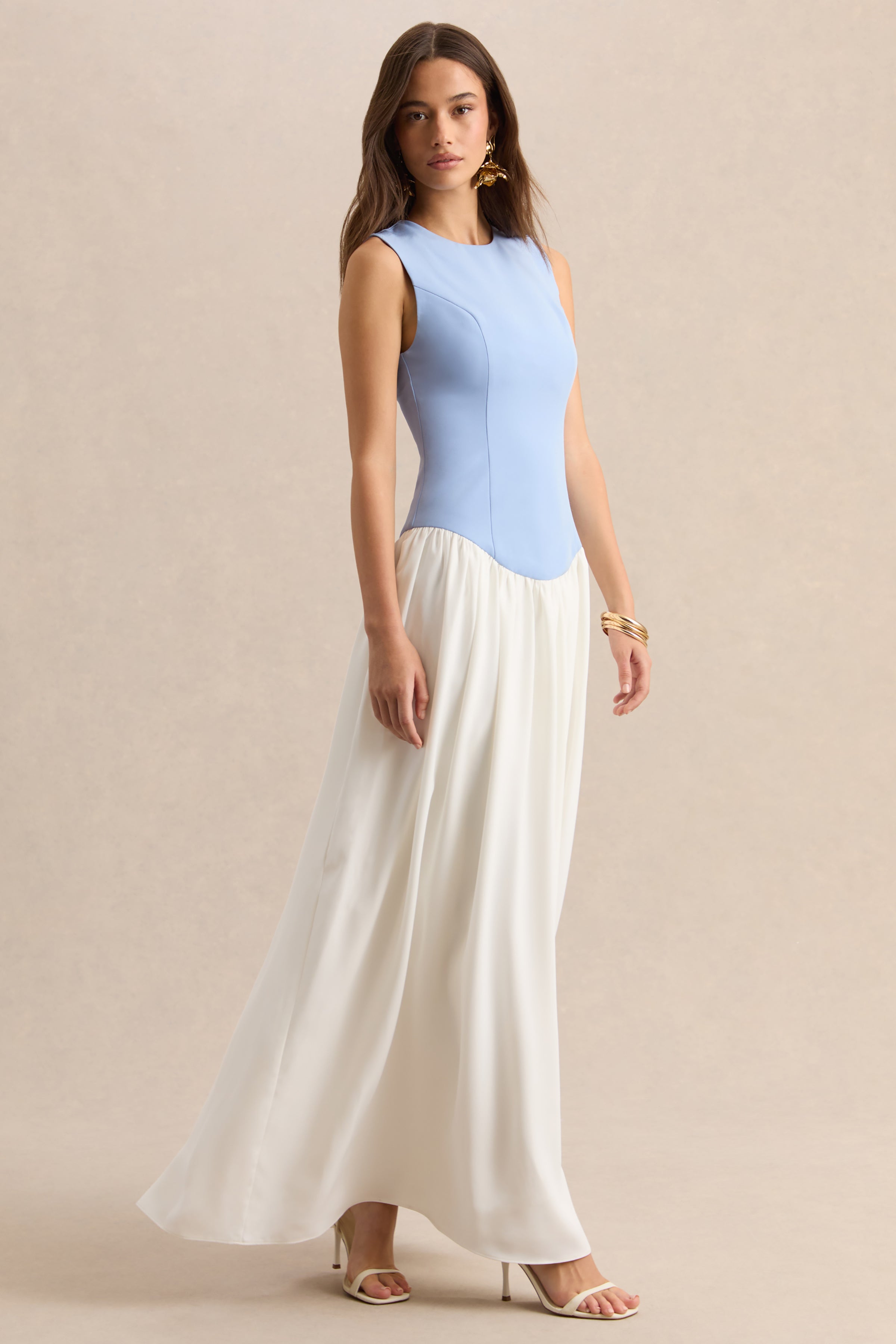 Iliana | Vestido Largo Azul Empolvado Y Blanco Con Escote Redondo, Cintura Baja Y Falda Plisada