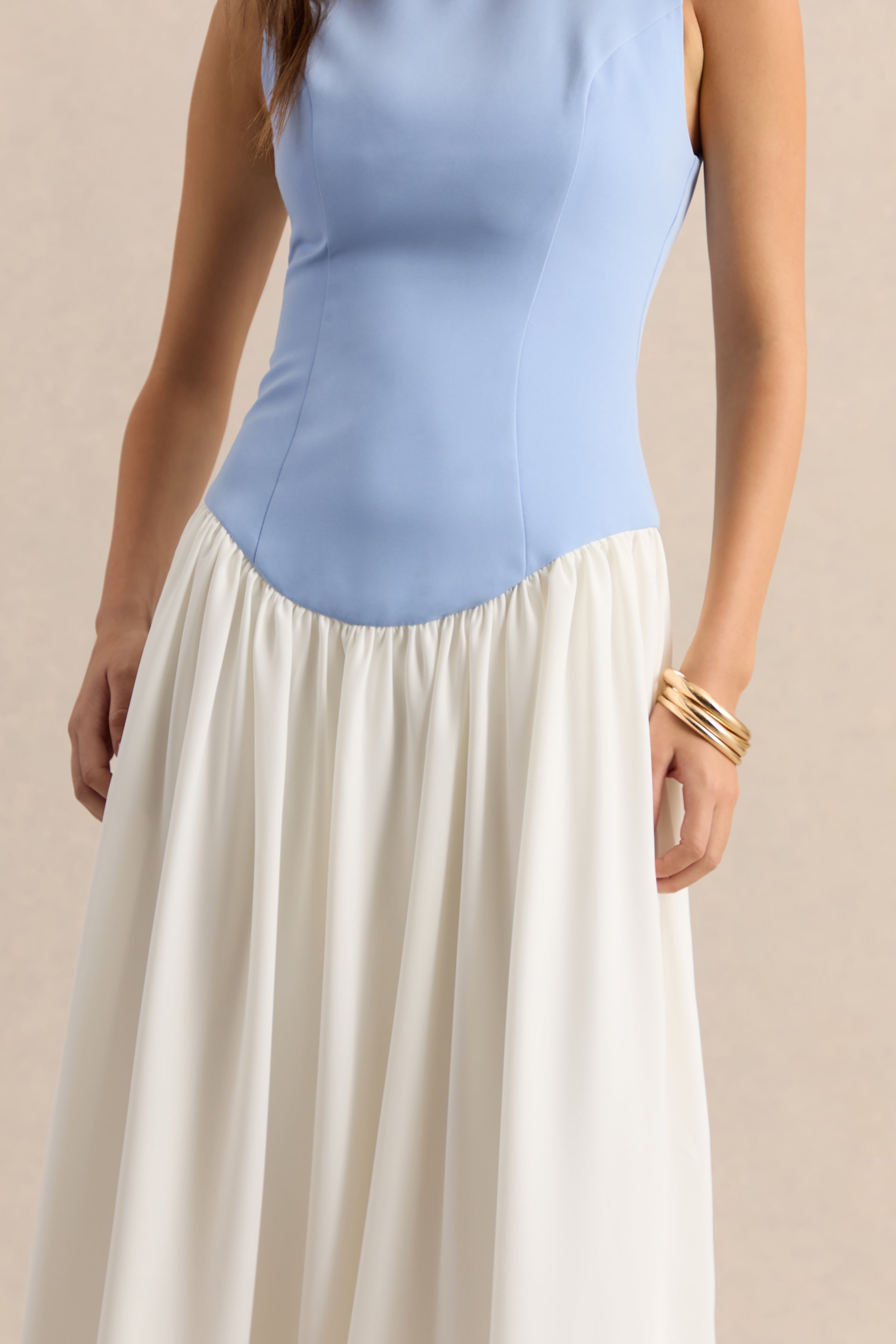Iliana | Vestido Largo Azul Empolvado Y Blanco Con Escote Redondo, Cintura Baja Y Falda Plisada