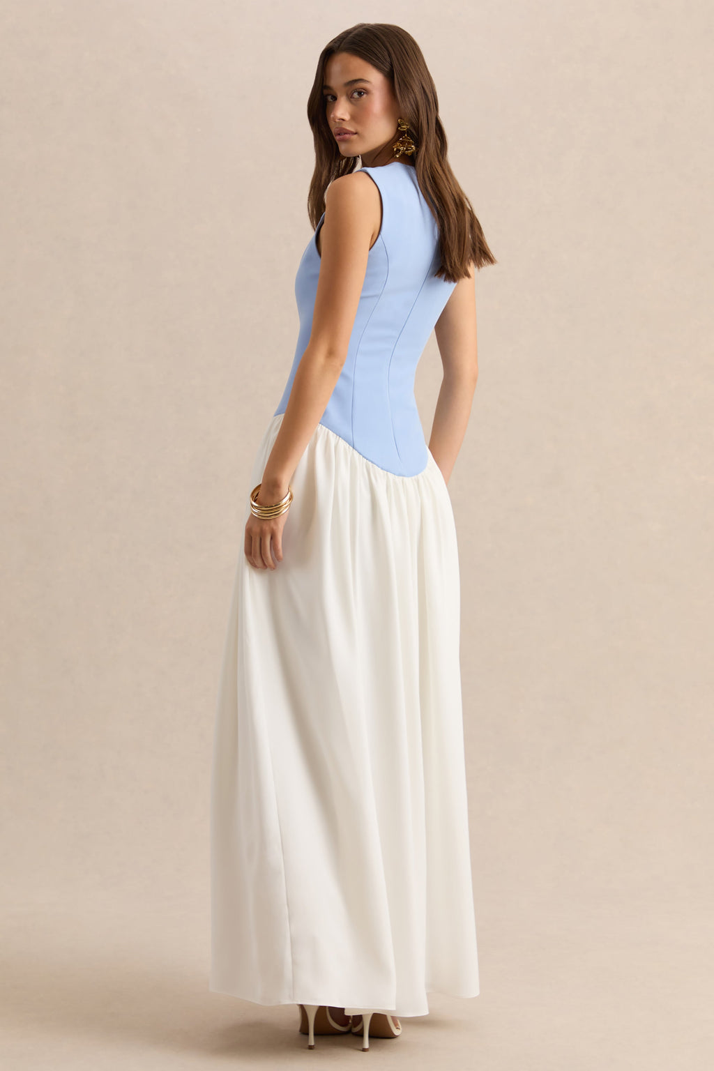 Iliana | Vestido Largo Azul Empolvado Y Blanco Con Escote Redondo, Cintura Baja Y Falda Plisada
