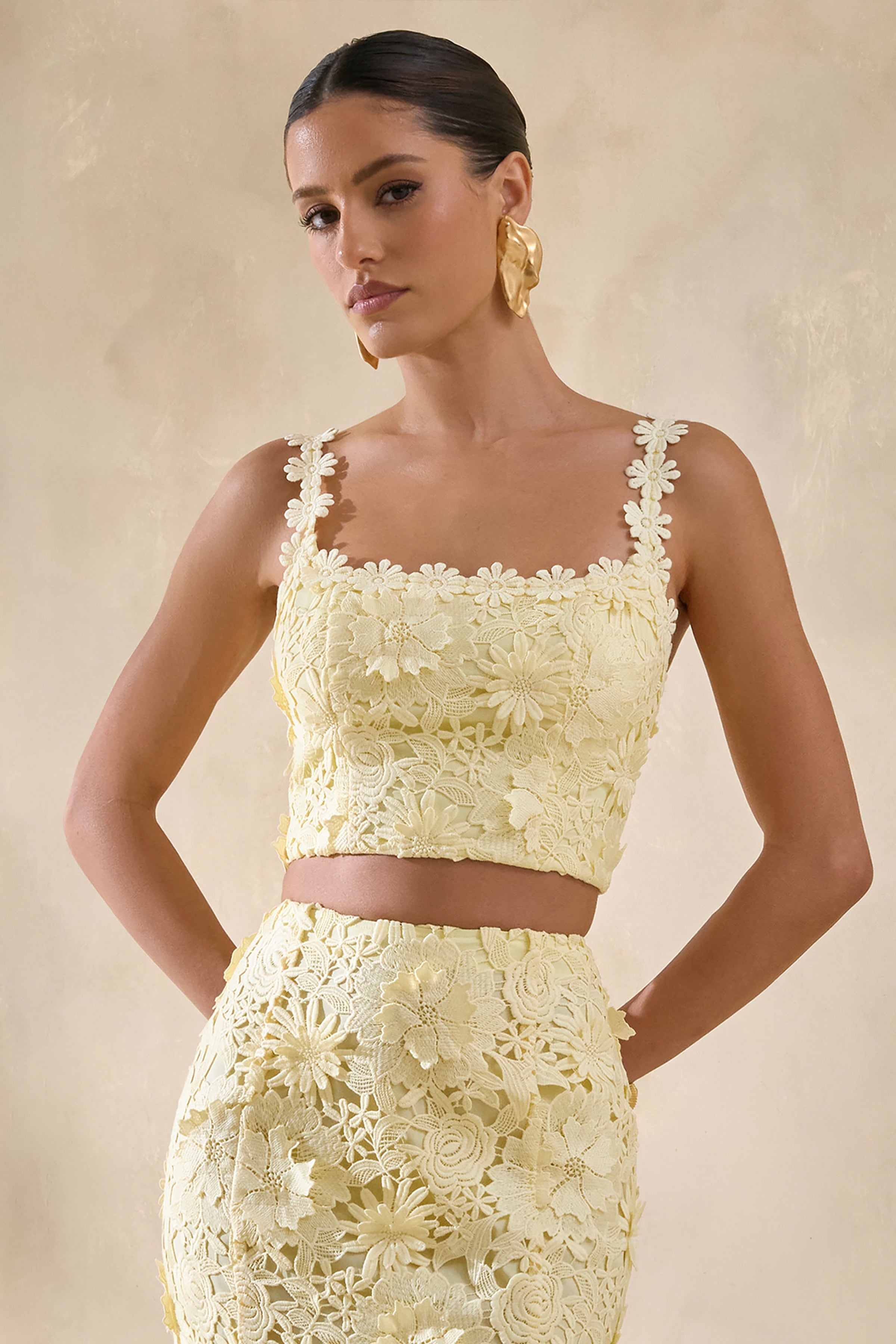 Blythe Top corto de encaje amarillo limón con escote cuadrado.