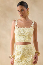 Blythe Top corto de encaje amarillo limón con escote cuadrado.