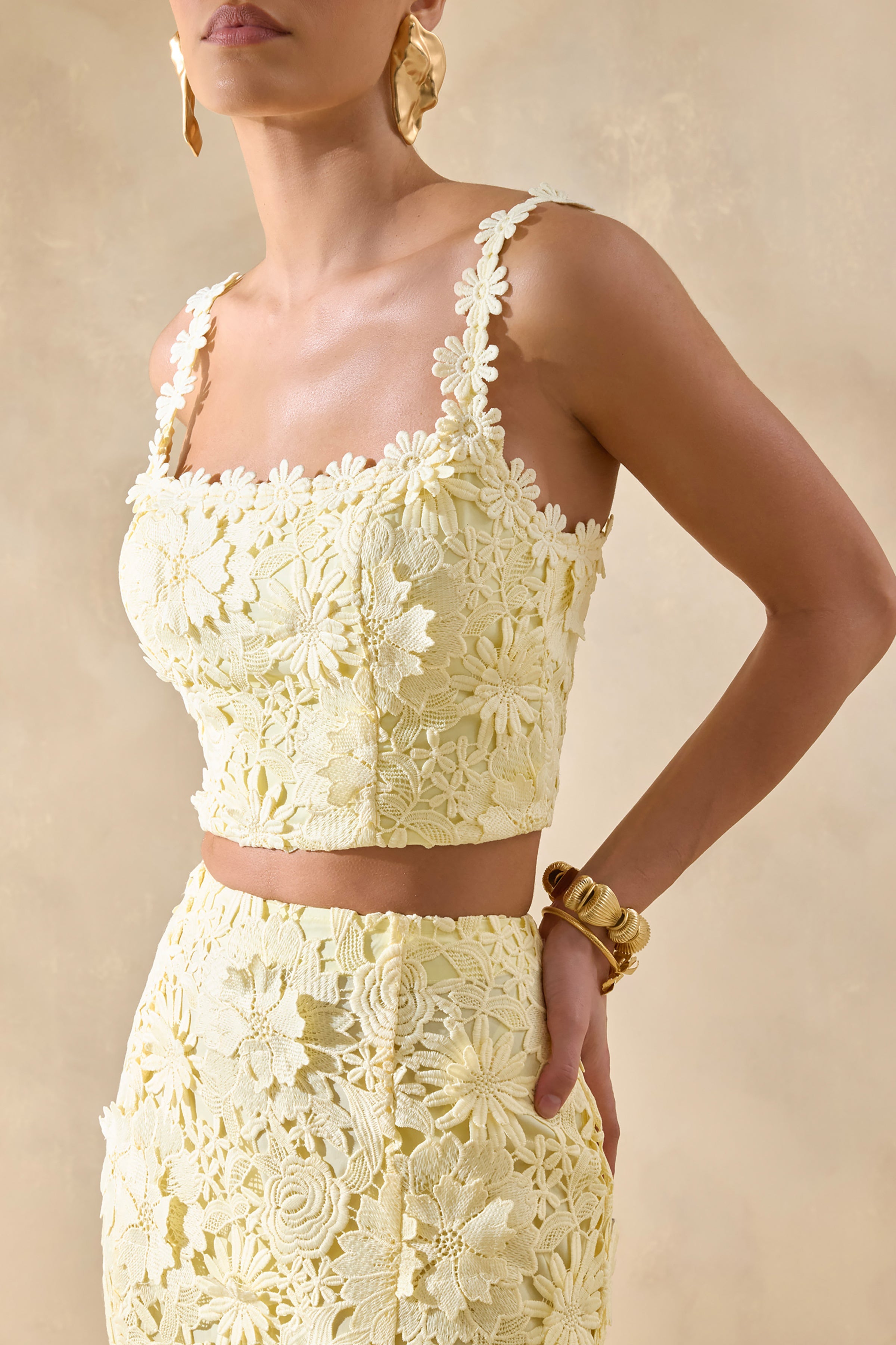 Blythe Top corto de encaje amarillo limón con escote cuadrado.