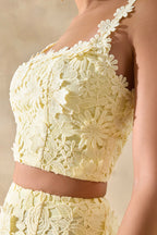 Blythe Top corto de encaje amarillo limón con escote cuadrado.