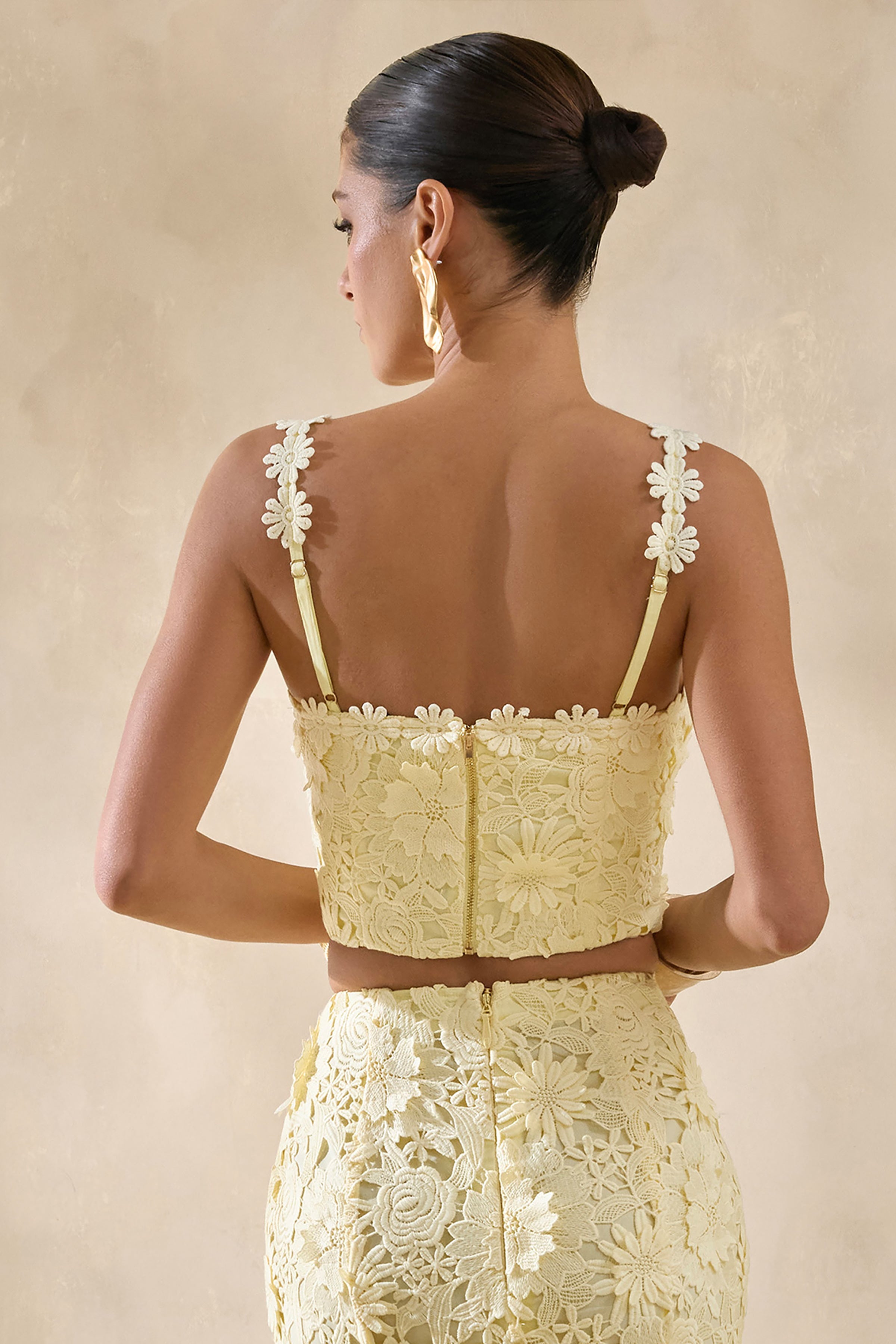 Blythe Top corto de encaje amarillo limón con escote cuadrado.