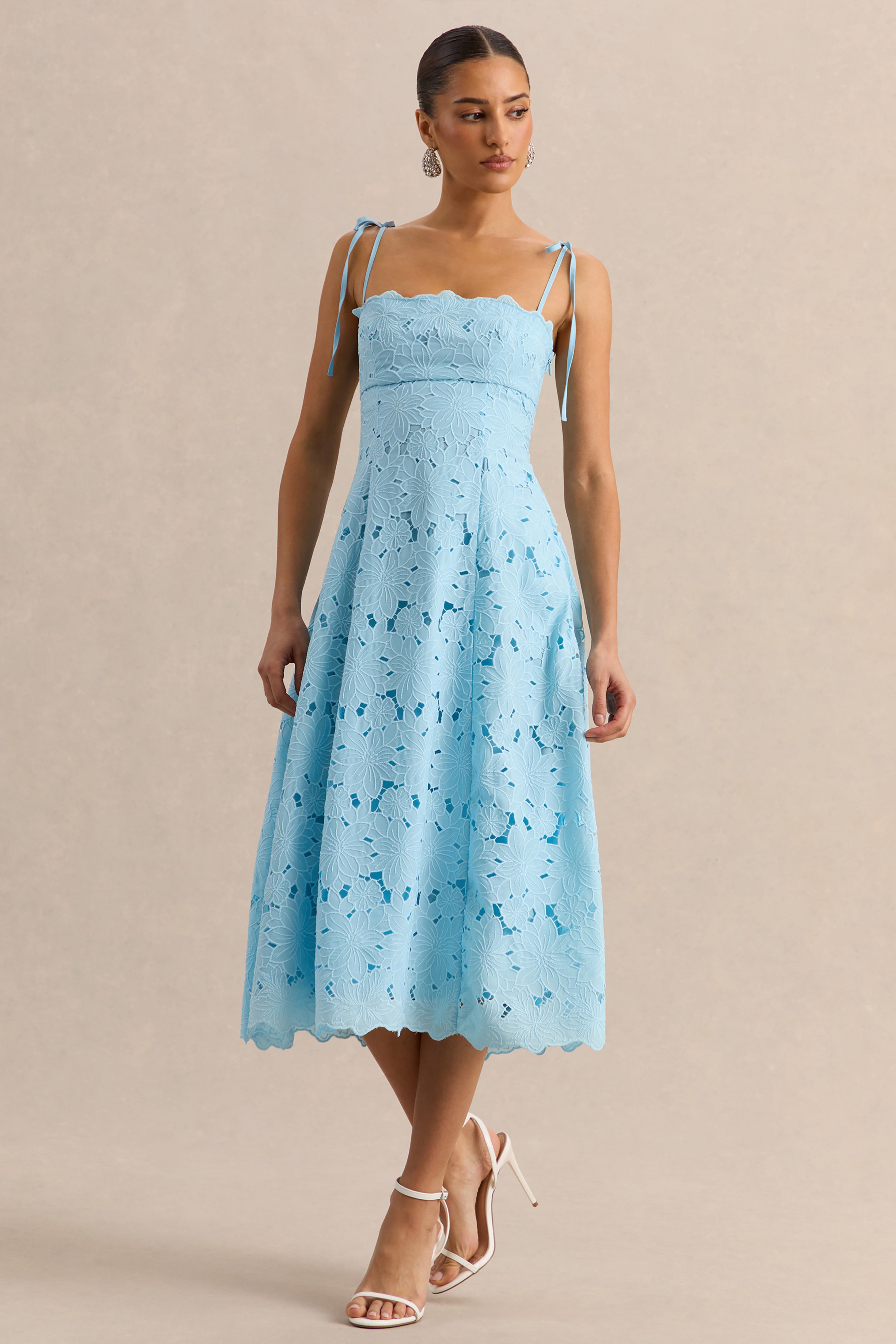 Anna | Vestido Midi Azul Polvo Bordado Con Escote Cuadrado