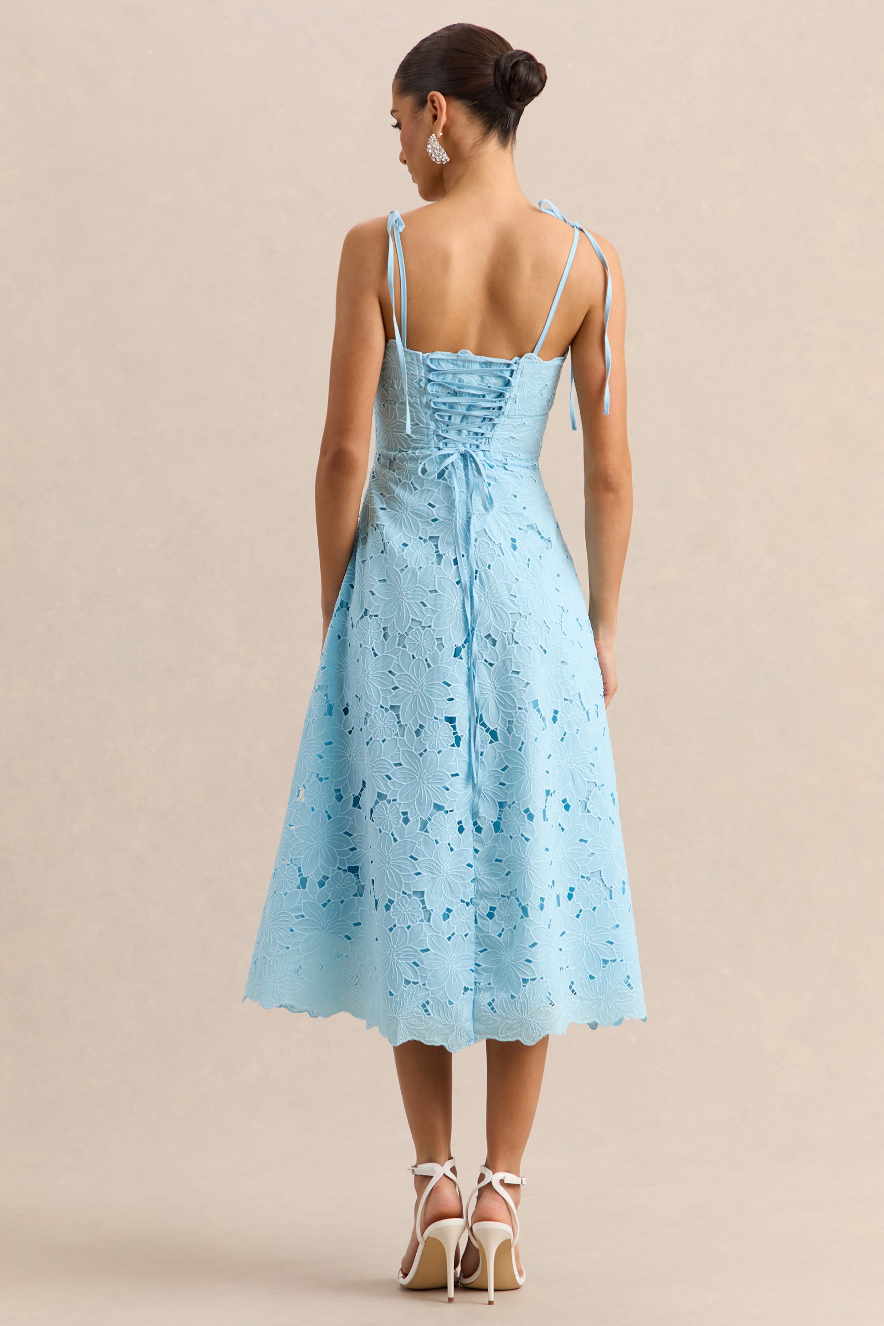 Anna | Vestido Midi Azul Polvo Bordado Con Escote Cuadrado