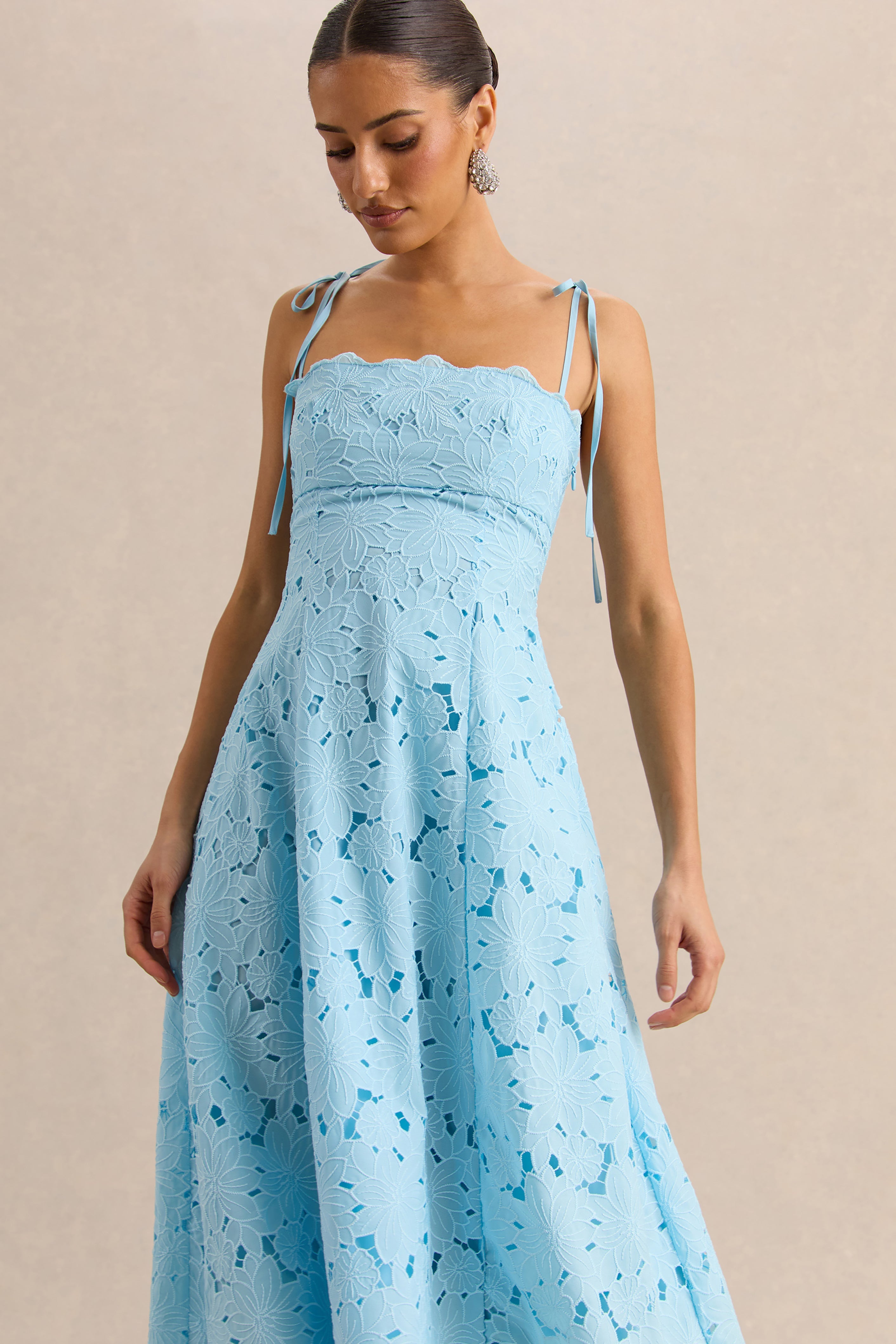 Anna | Vestido Midi Azul Polvo Bordado Con Escote Cuadrado