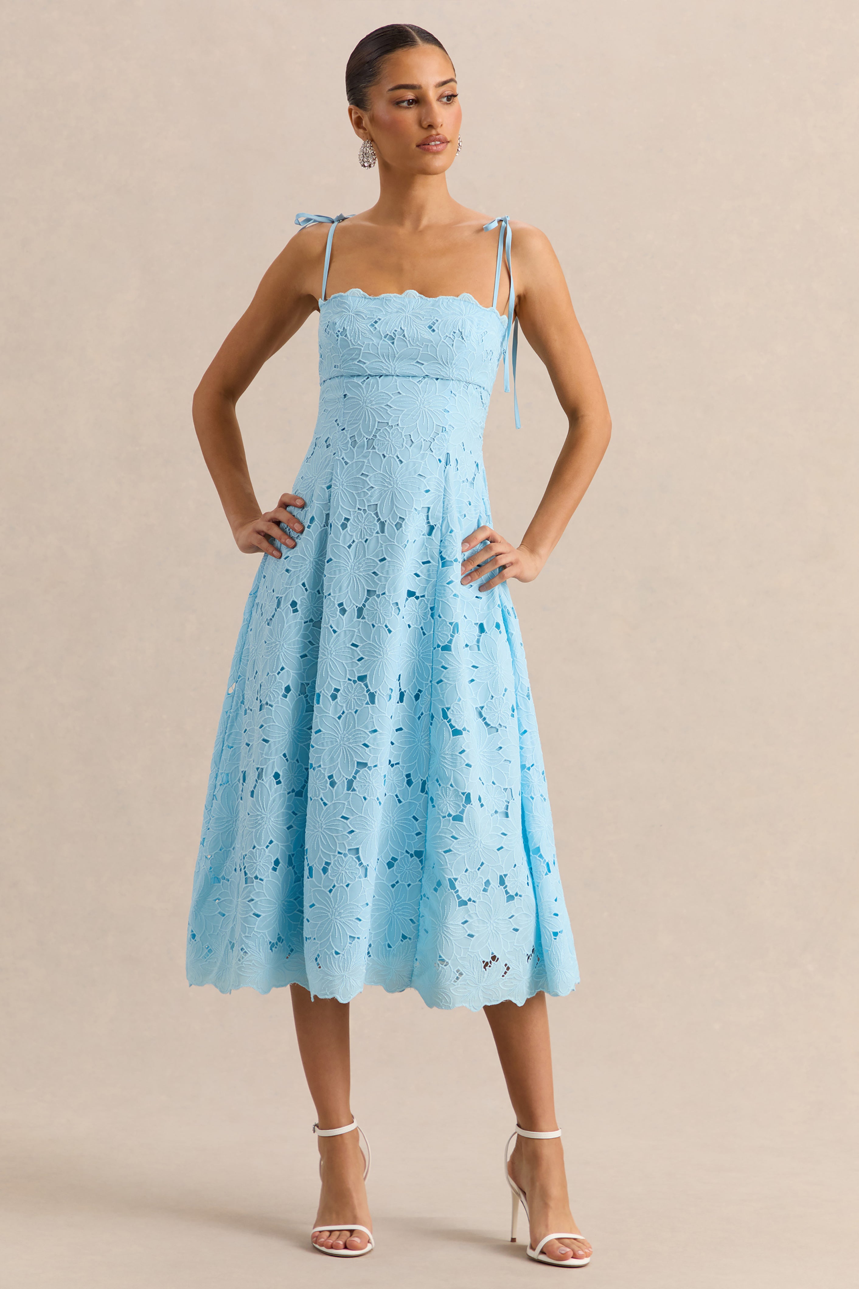 Anna | Vestido Midi Azul Polvo Bordado Con Escote Cuadrado