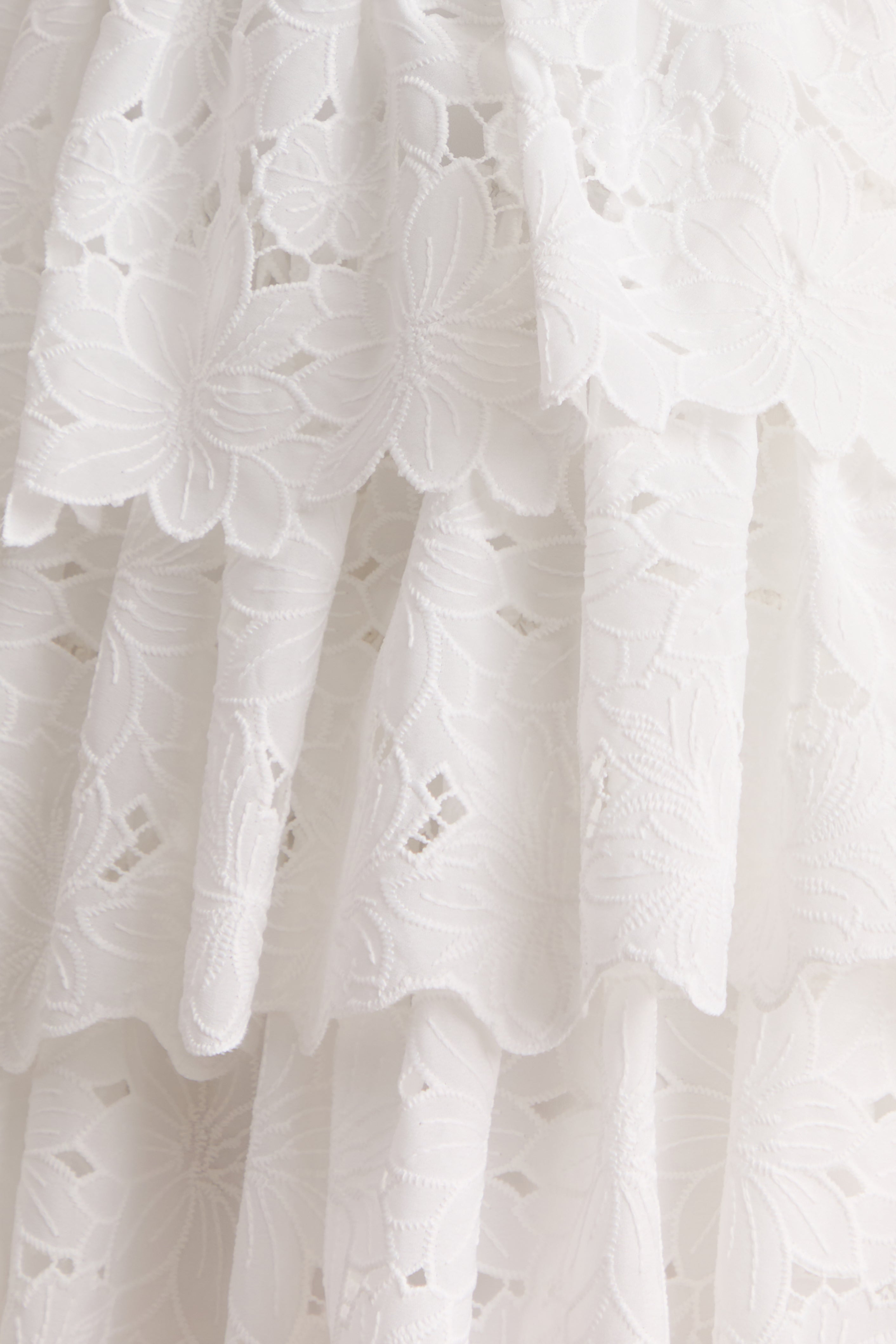 Winona | Vestido Corto De Encaje Blanco Con Escote Cuadrado Y Detalle De Volantes