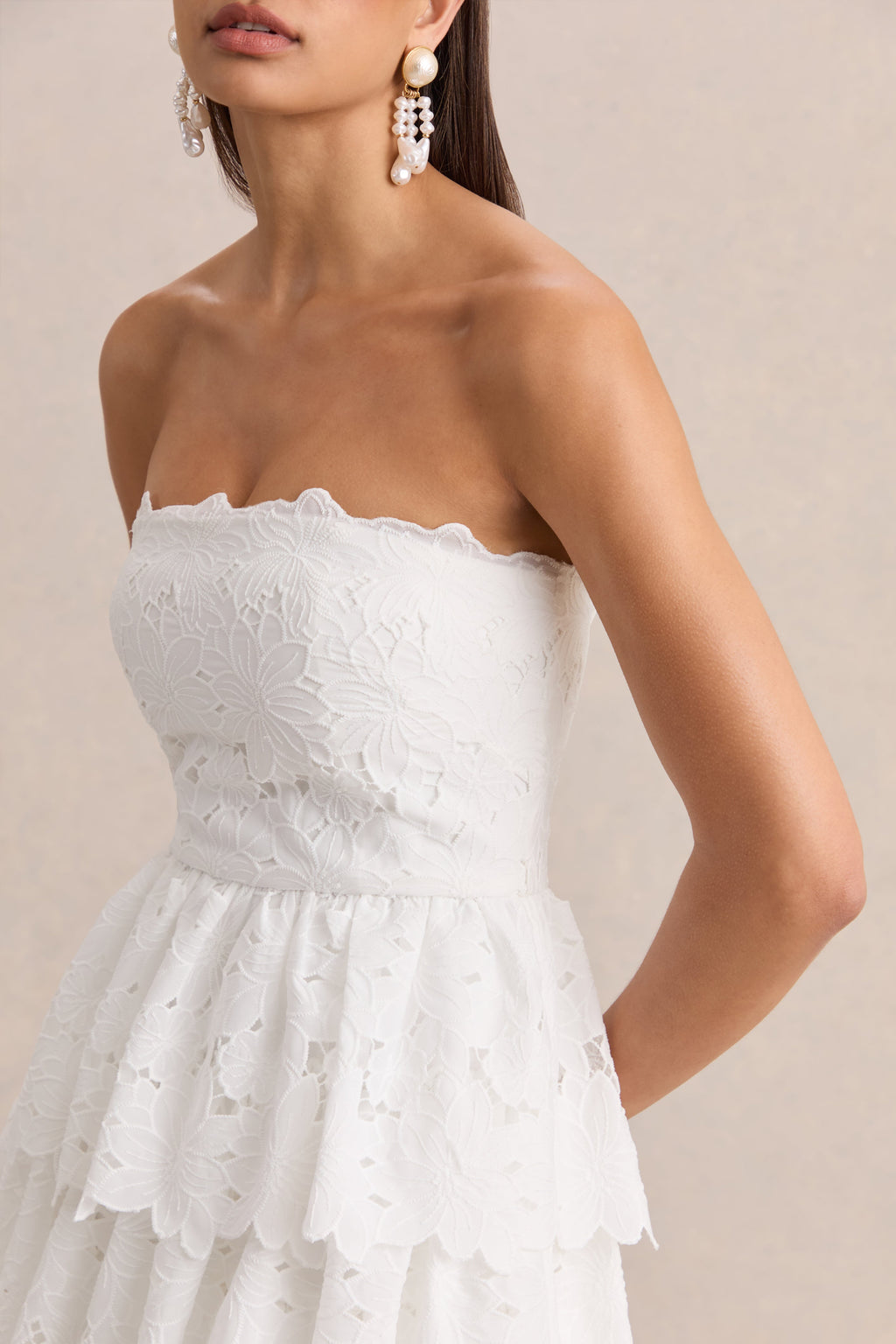 Winona | Vestido Corto De Encaje Blanco Con Escote Cuadrado Y Detalle De Volantes