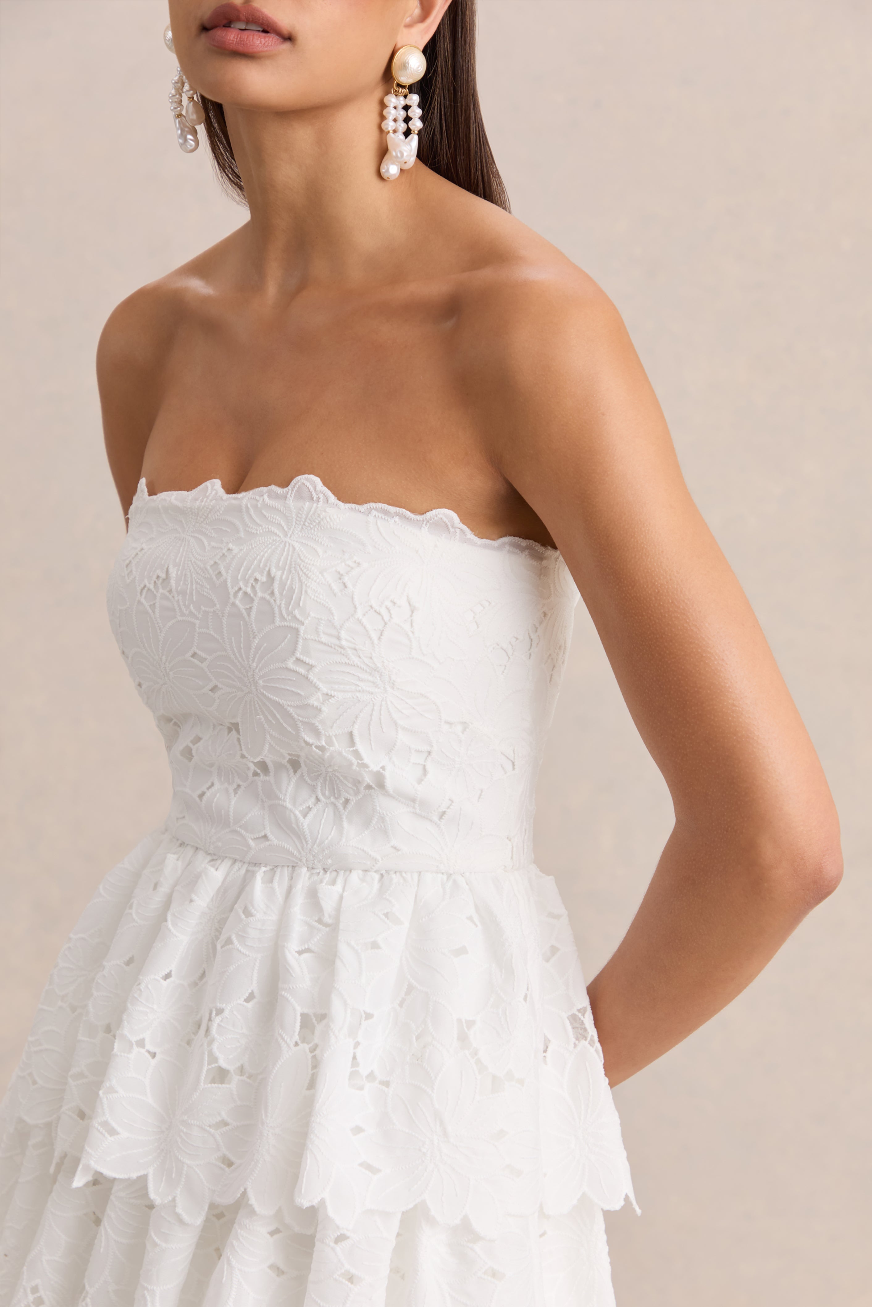 Winona | Vestido Corto De Encaje Blanco Con Escote Cuadrado Y Detalle De Volantes