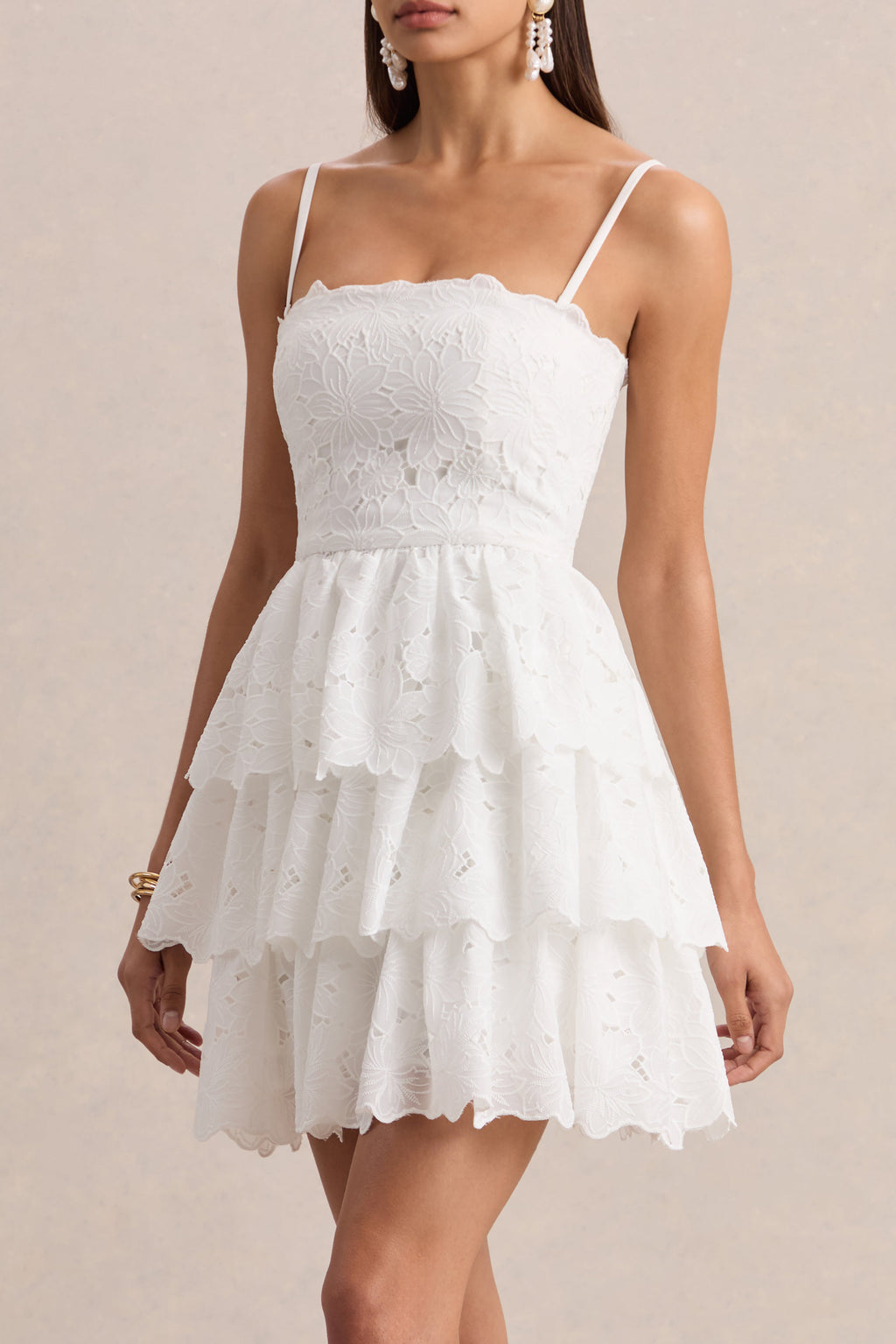Winona | Vestido Corto De Encaje Blanco Con Escote Cuadrado Y Detalle De Volantes
