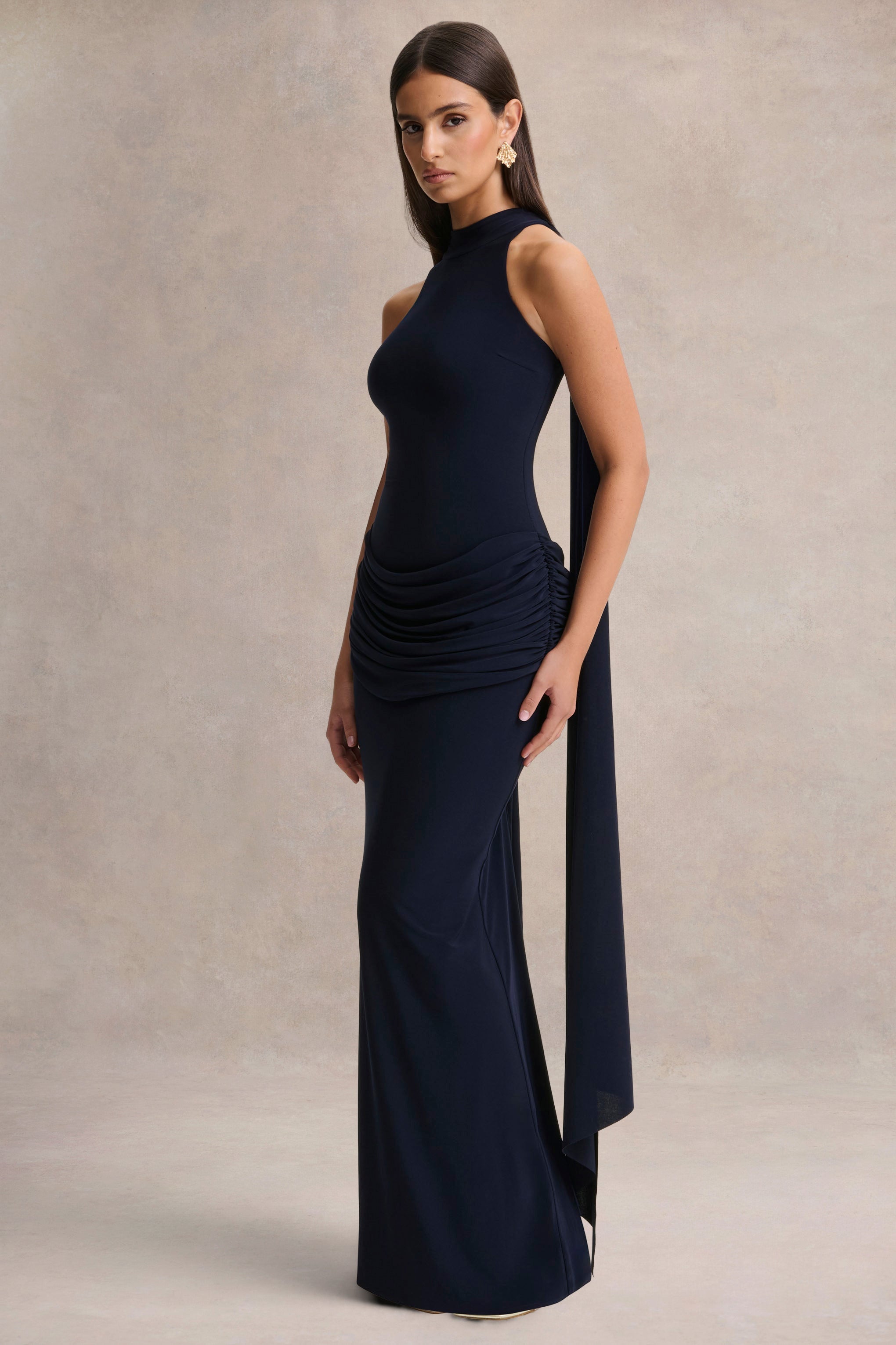 Hesperia | Vestido Largo Azul Marino de Cuello Alto con Detalle Drapeado y Bufanda