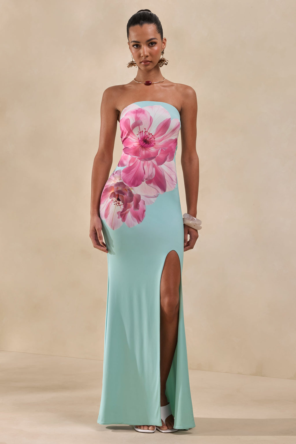 Lumia | Vestido Largo Verde Salvia Con Estampado Floral Posicional Rosa Y Escote Bandeau