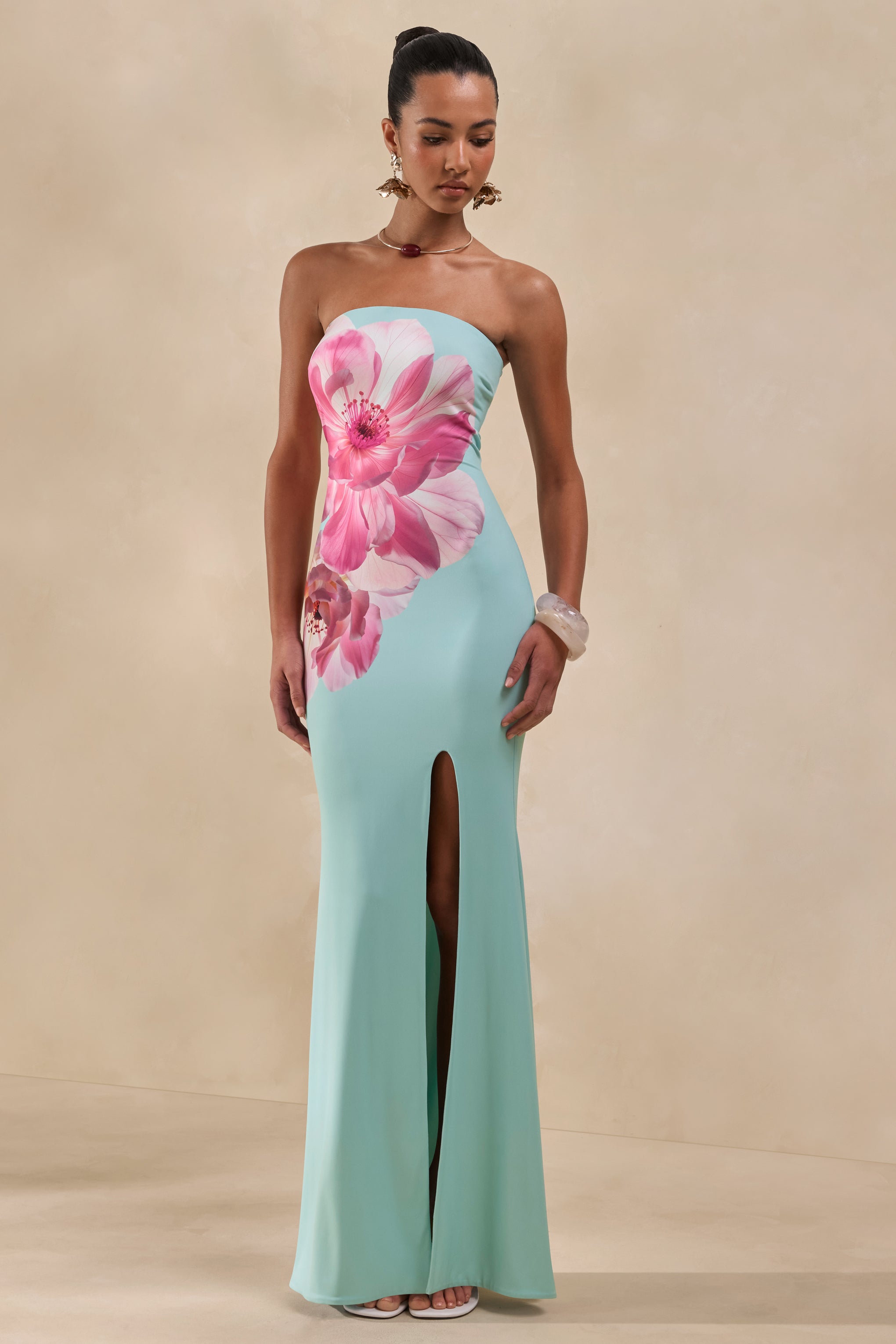 Lumia | Vestido Largo Verde Salvia Con Estampado Floral Posicional Rosa Y Escote Bandeau