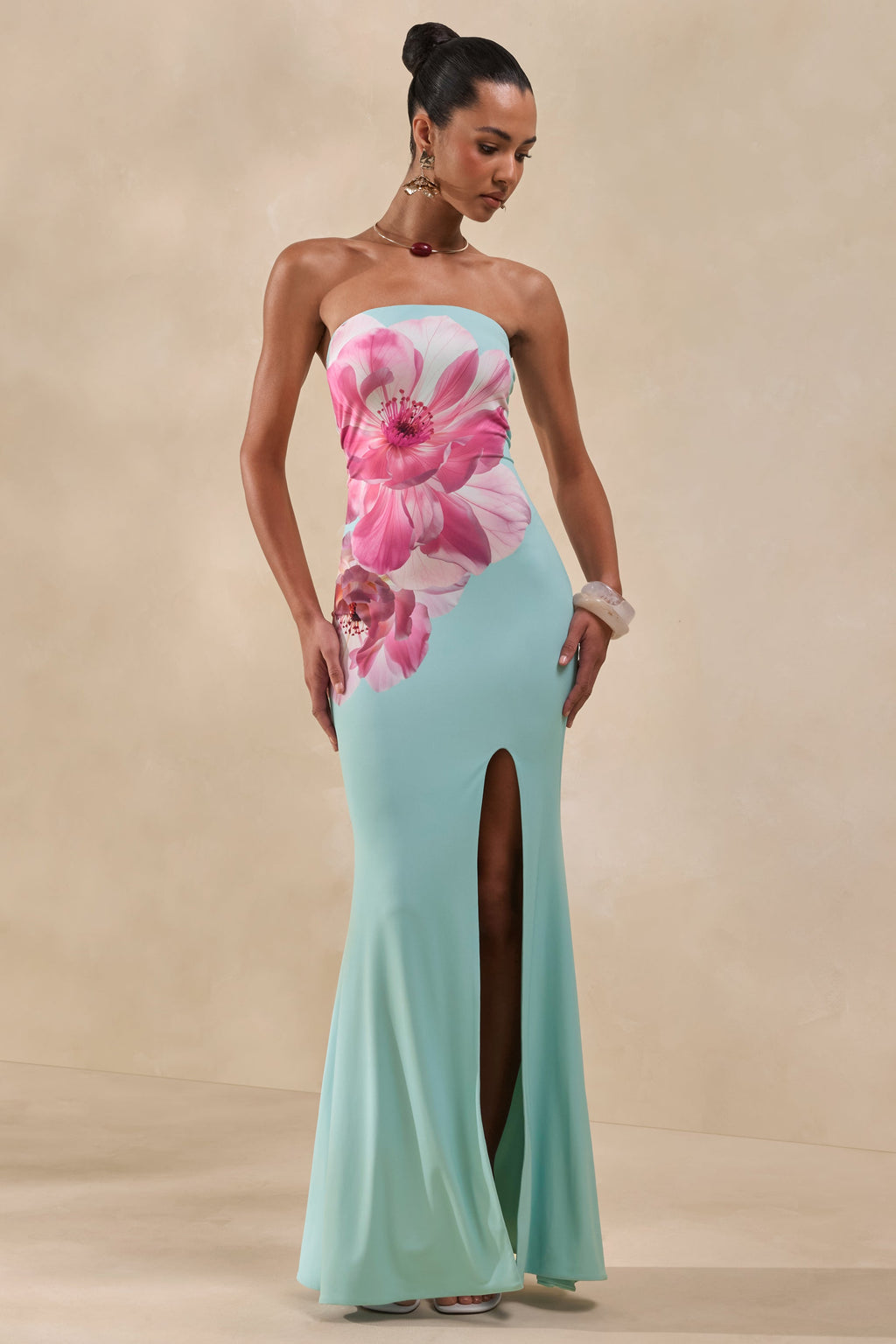 Lumia | Vestido Largo Verde Salvia Con Estampado Floral Posicional Rosa Y Escote Bandeau
