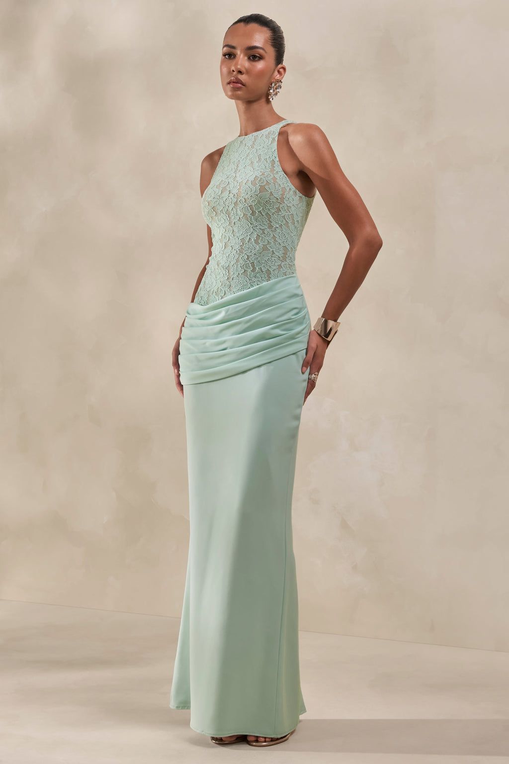 Anthelia | Vestido Largo Verde Menta De Satén Y Encaje Con Cuello Nadador Y Detalle Drapeado
