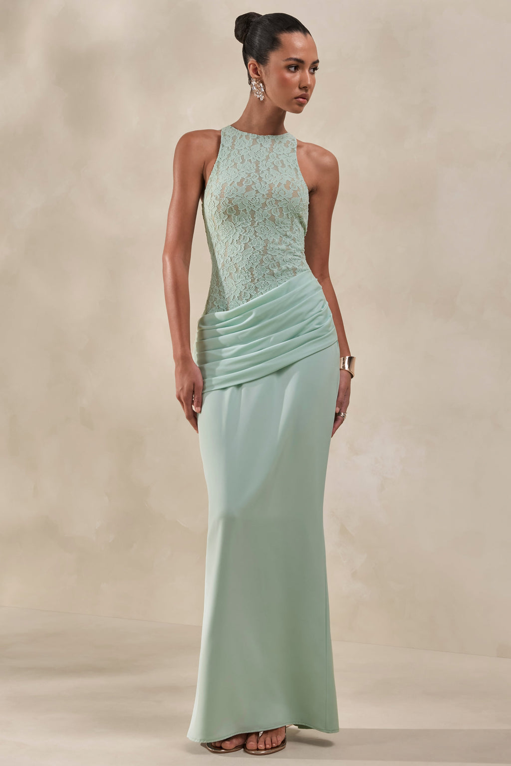 Anthelia | Vestido Largo Verde Menta De Satén Y Encaje Con Cuello Nadador Y Detalle Drapeado